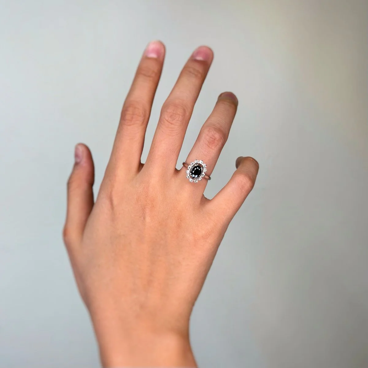 Bague Marguerite en or blanc, saphir, et diamants - Image 2