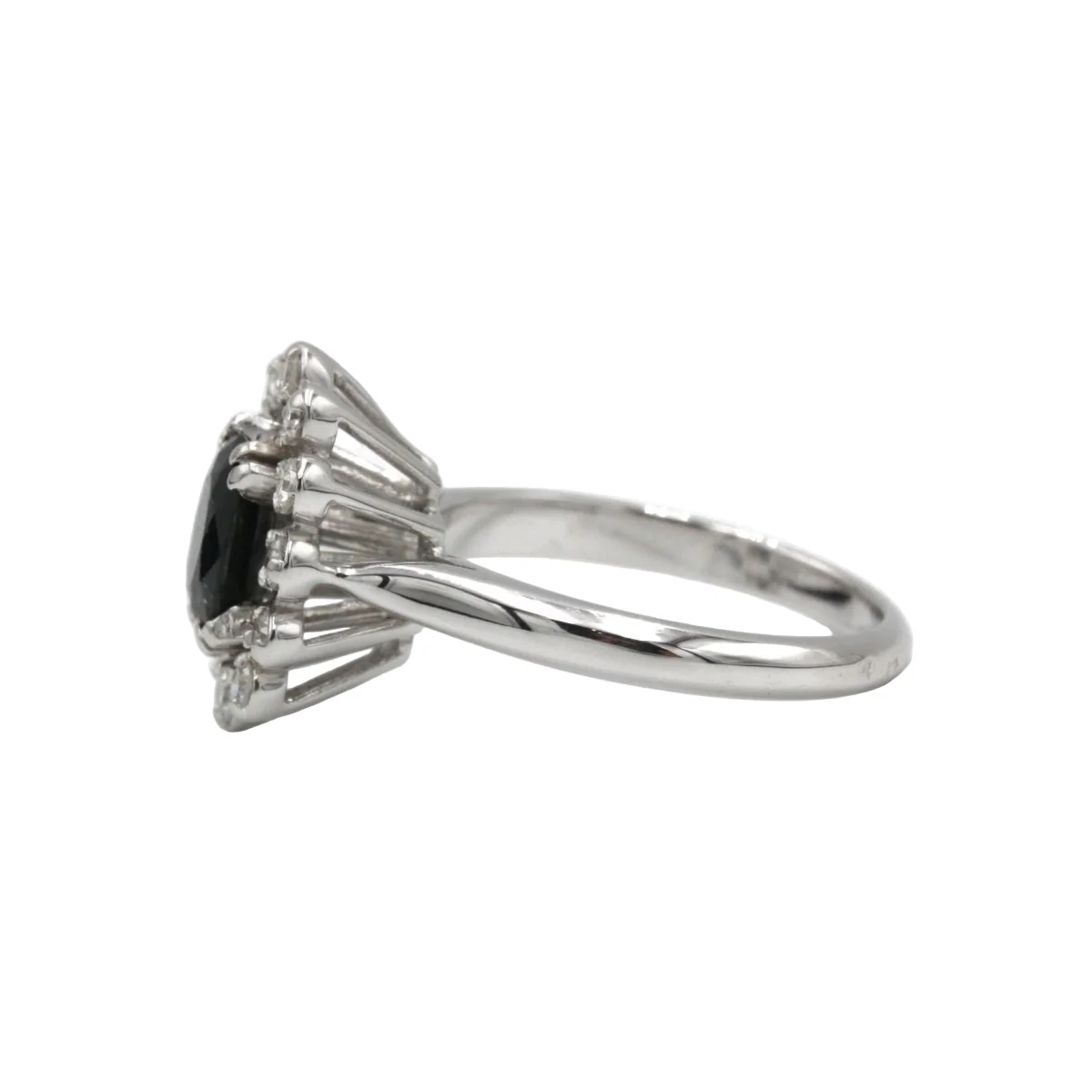 Bague Marguerite en or blanc, saphir, et diamants - Image 3
