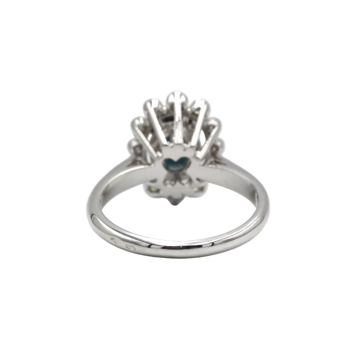 Bague Marguerite en or blanc, saphir, et diamants - Image 4