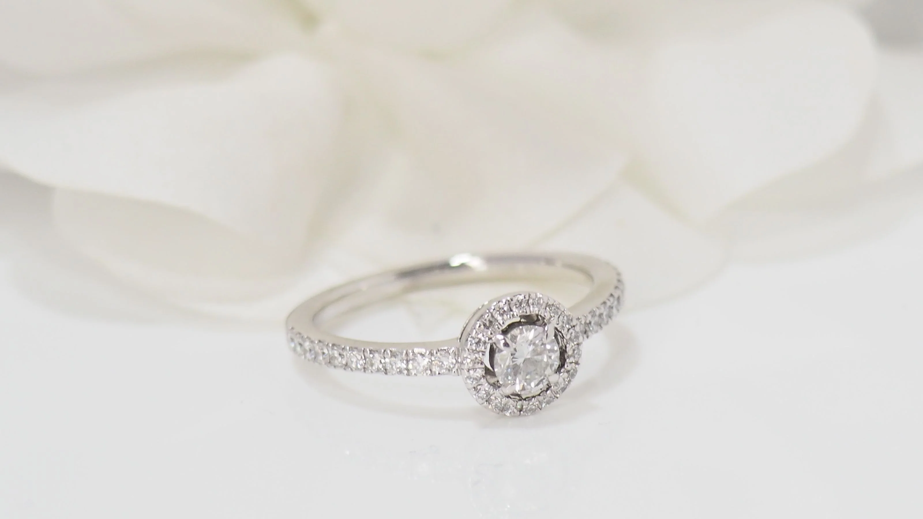 Bague solitaire Messika en or blanc et diamants - Image 3