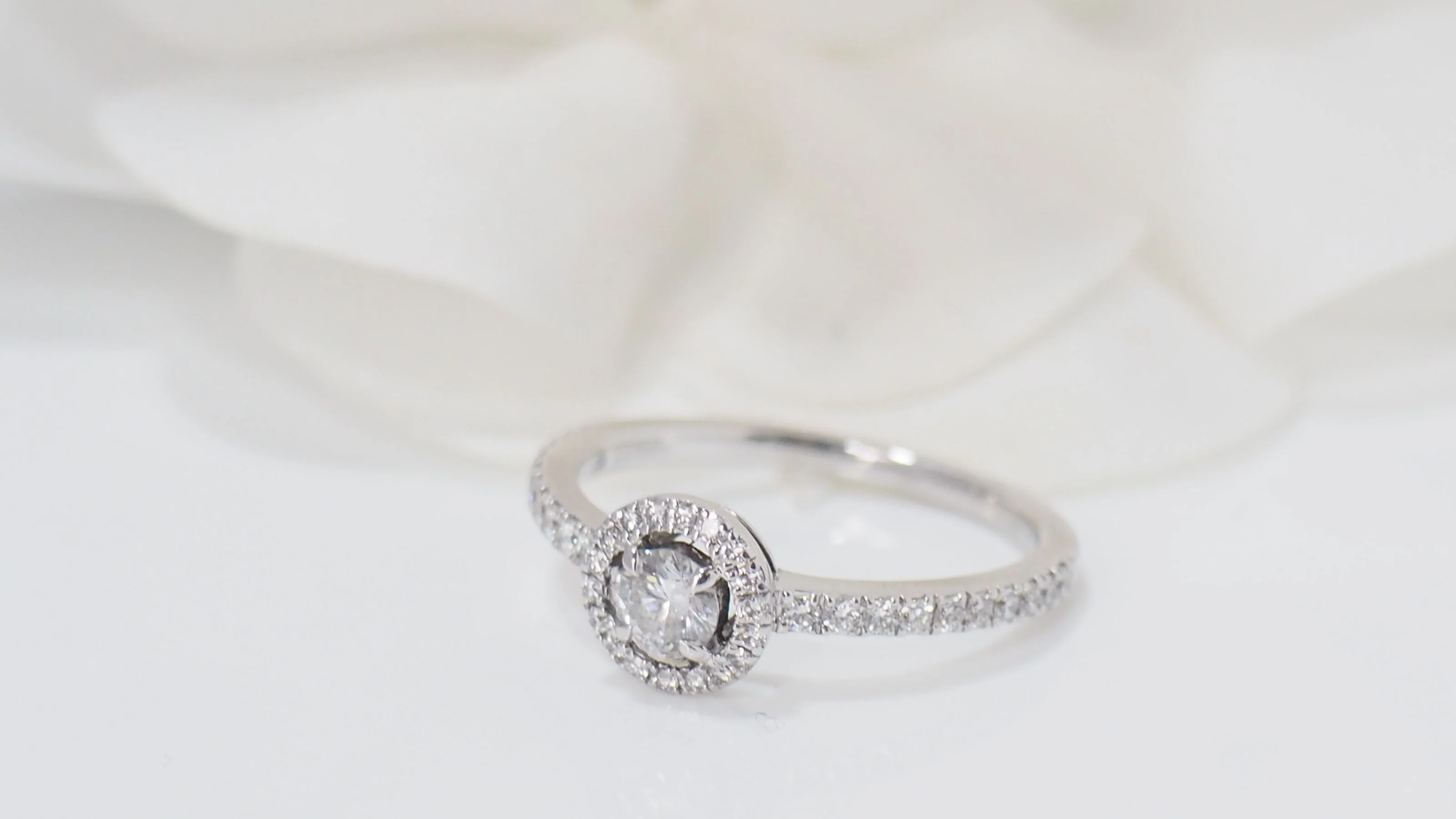 Bague solitaire Messika en or blanc et diamants - Image 4