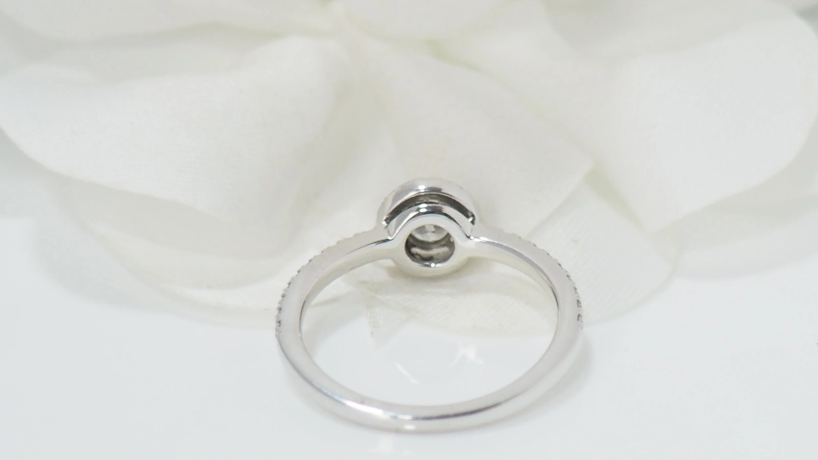 Bague solitaire Messika en or blanc et diamants - Image 6