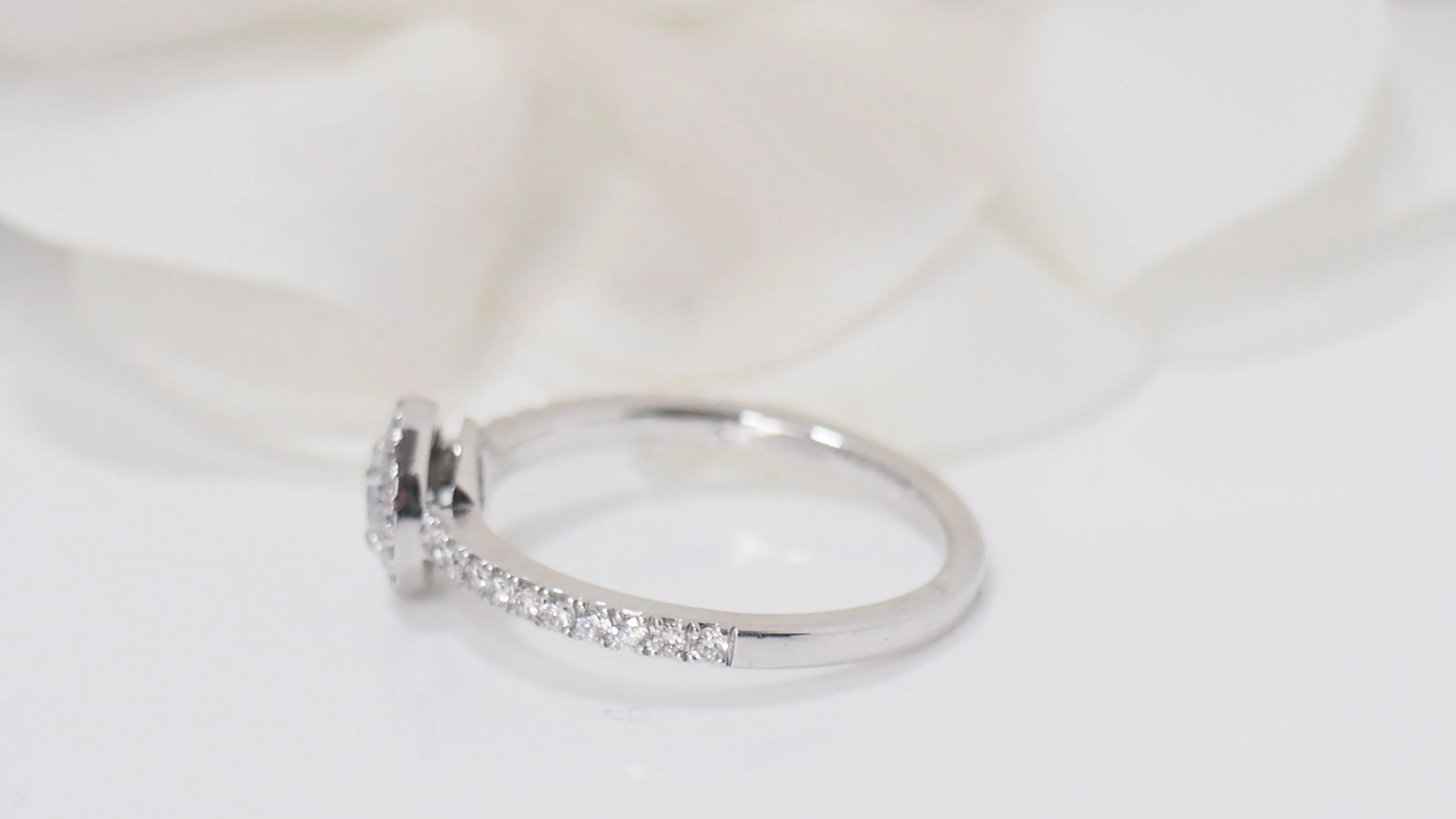 Bague solitaire Messika en or blanc et diamants - Image 7