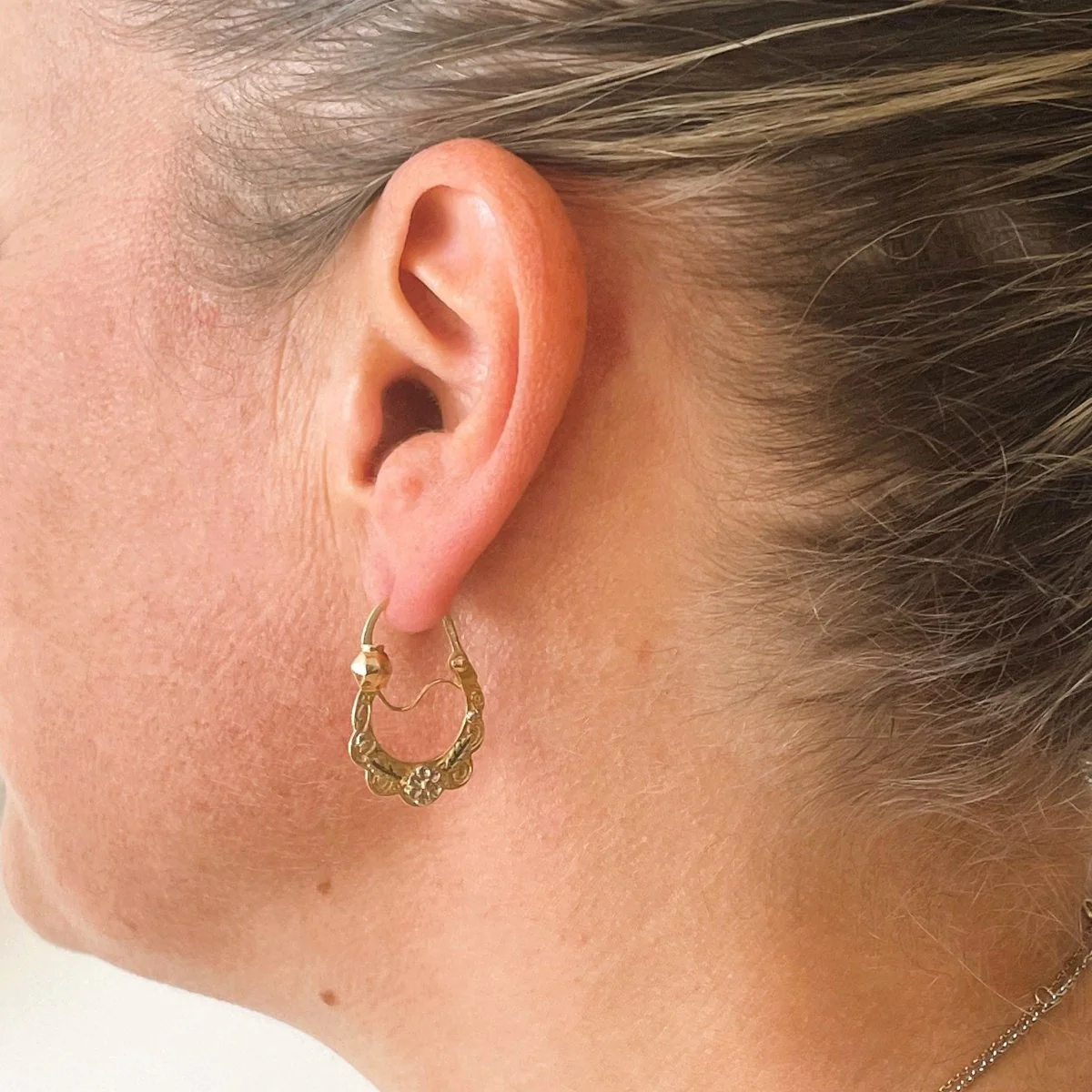 Boucles d'oreilles Créoles en or blanc, or jaune et or vert - Image 2