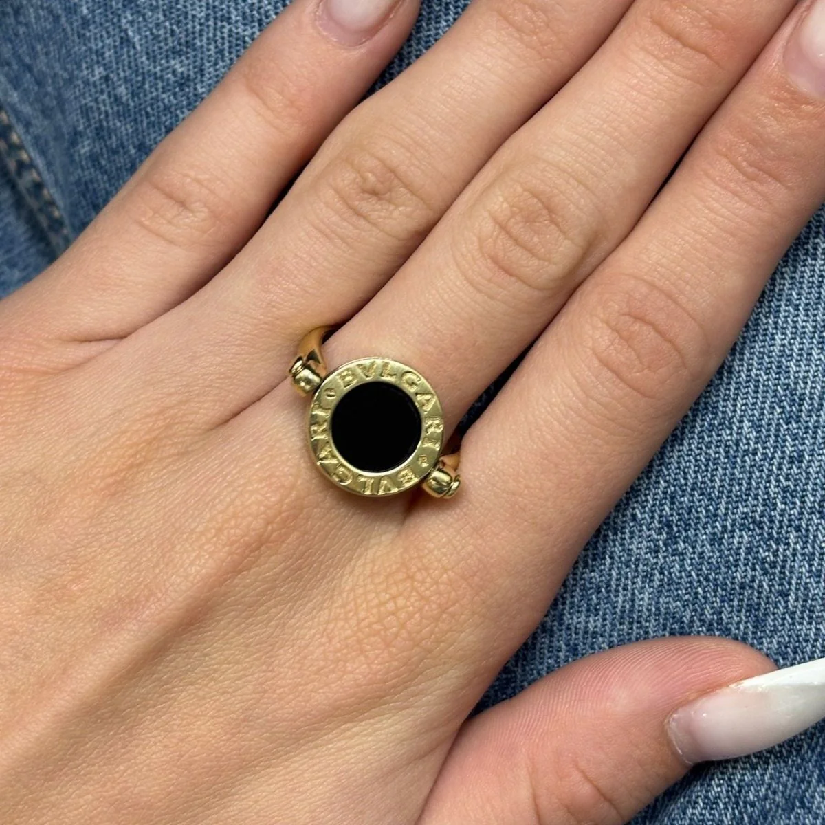 Bague Bulgari Réversible or jaune nacre et onyx - Image 2