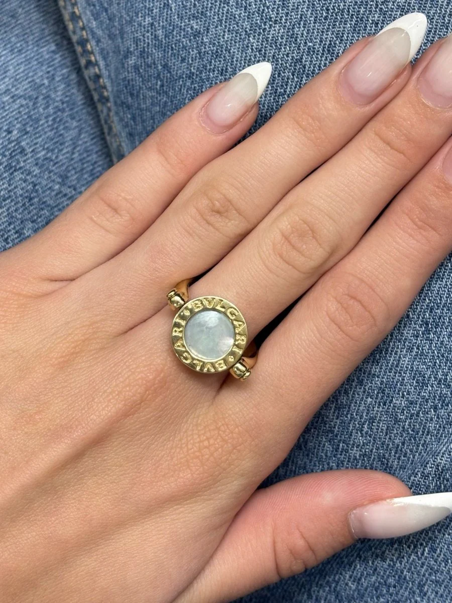 Bague Bulgari Réversible or jaune nacre et onyx - Image 4