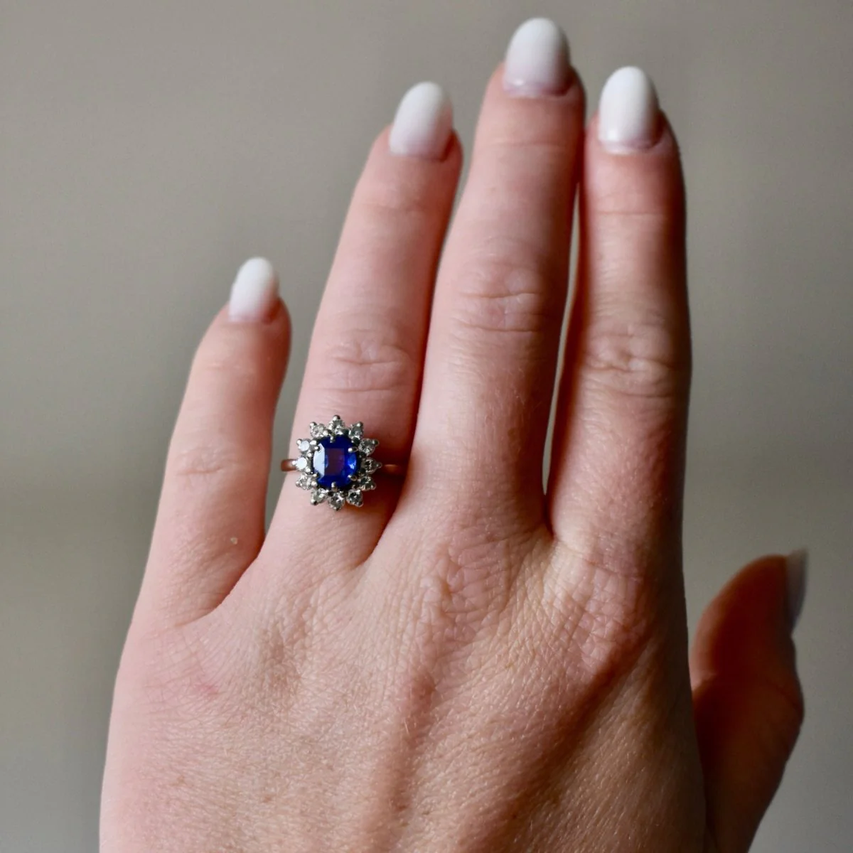 Bague Marguerite en or blanc, platine, saphir et diamants - Image 2