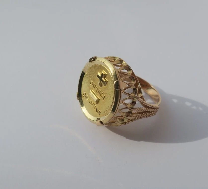 Bague A. AUGIS chevalière médaille d'amour en or jaune - Image 3