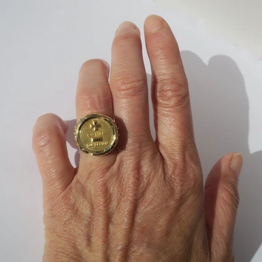 Bague A. AUGIS chevalière médaille d'amour en or jaune - Image 9