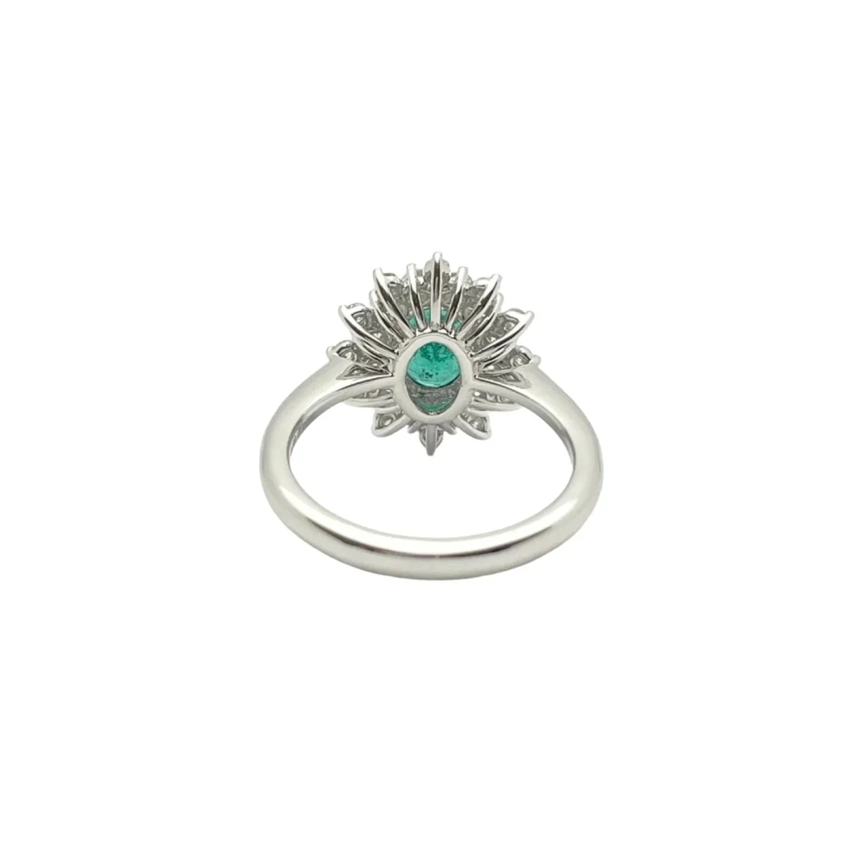 Bague en or blanc, émeraude et diamants - Image 3