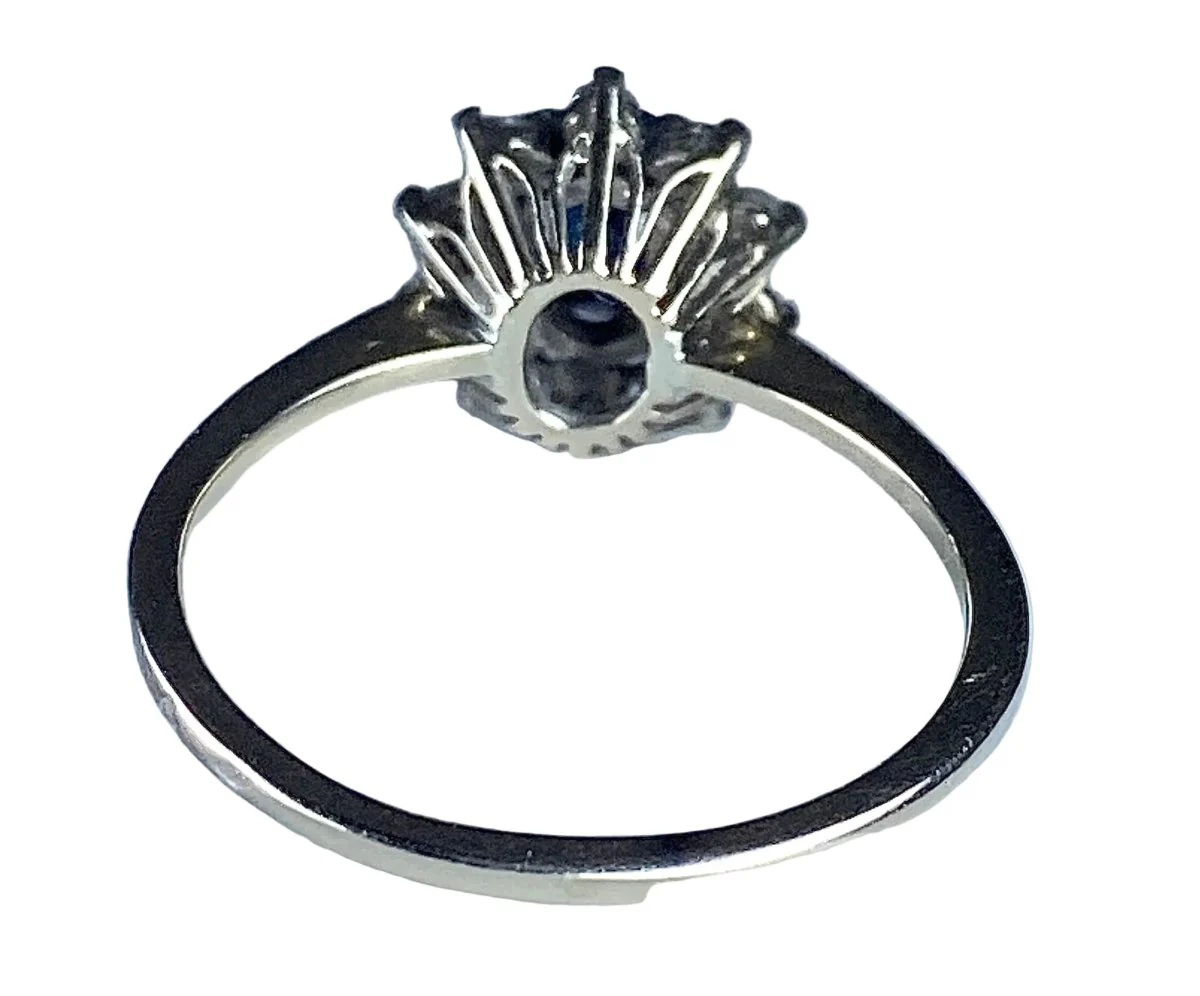 Bague Marguerite en or blanc, saphir et diamants - Image 4