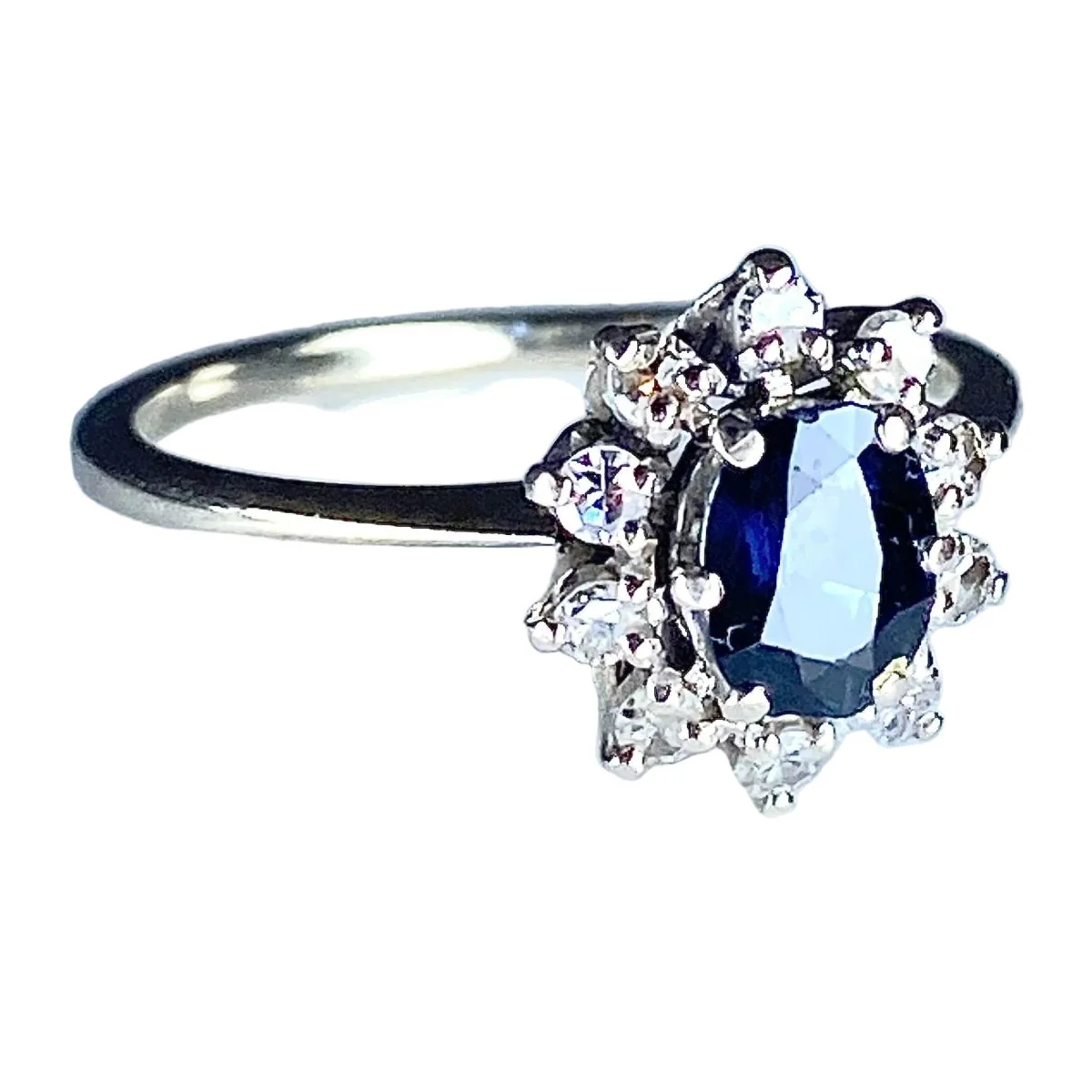 Bague Marguerite en or blanc, saphir et diamants - Image 5