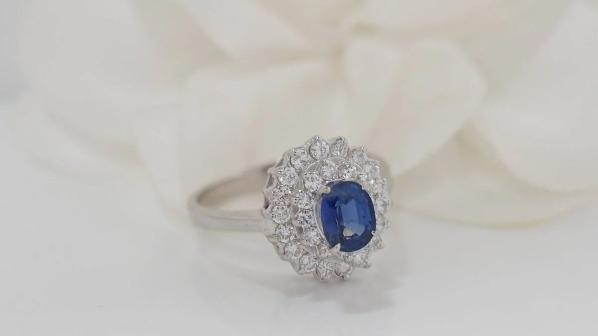 Bague en or blanc, saphir et diamants - Image 2