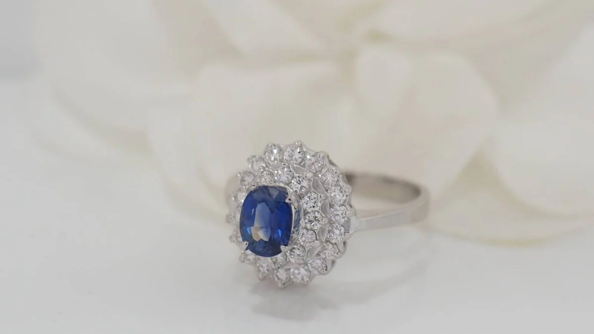 Bague en or blanc, saphir et diamants - Image 3