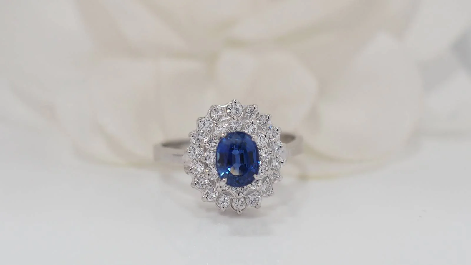 Bague en or blanc, saphir et diamants - Image 5
