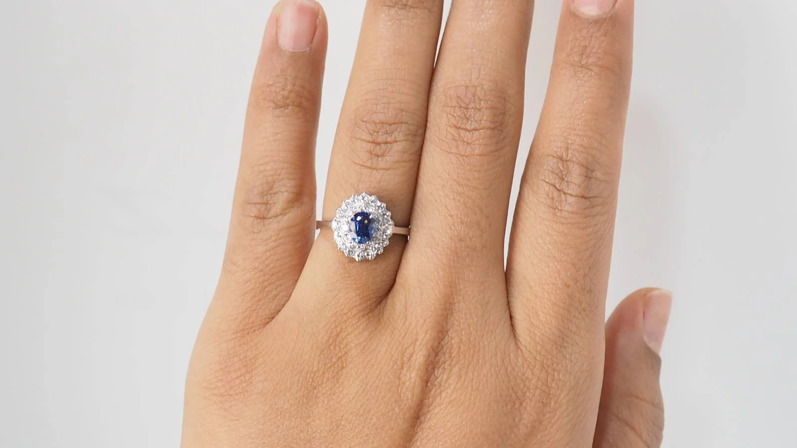 Bague en or blanc, saphir et diamants - Image 6
