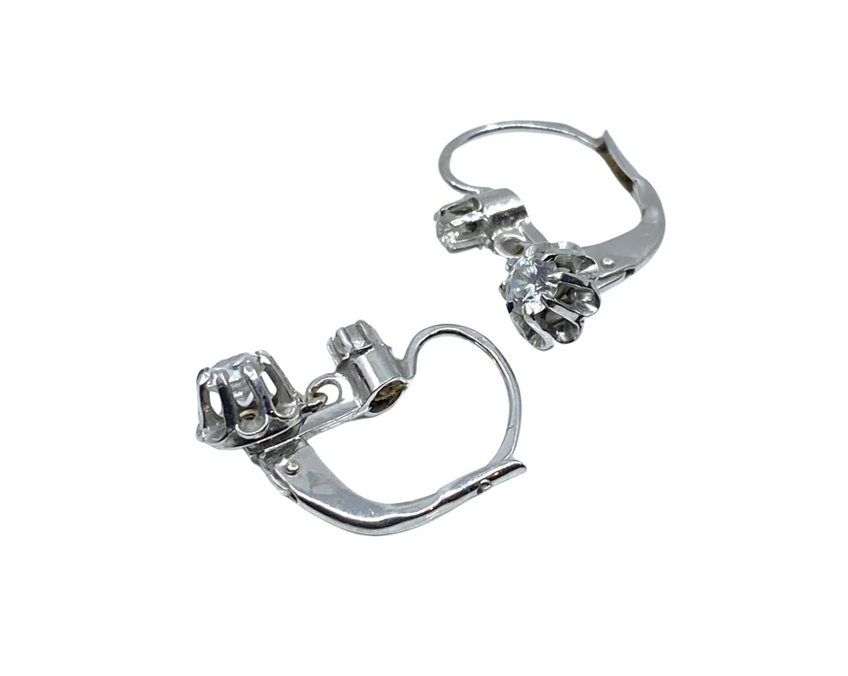 Boucles d’oreilles dormeuses en or blanc en pierres blanches - Image 3