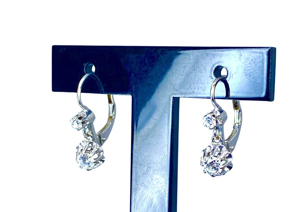 Boucles d’oreilles dormeuses en or blanc en pierres blanches - Image 4
