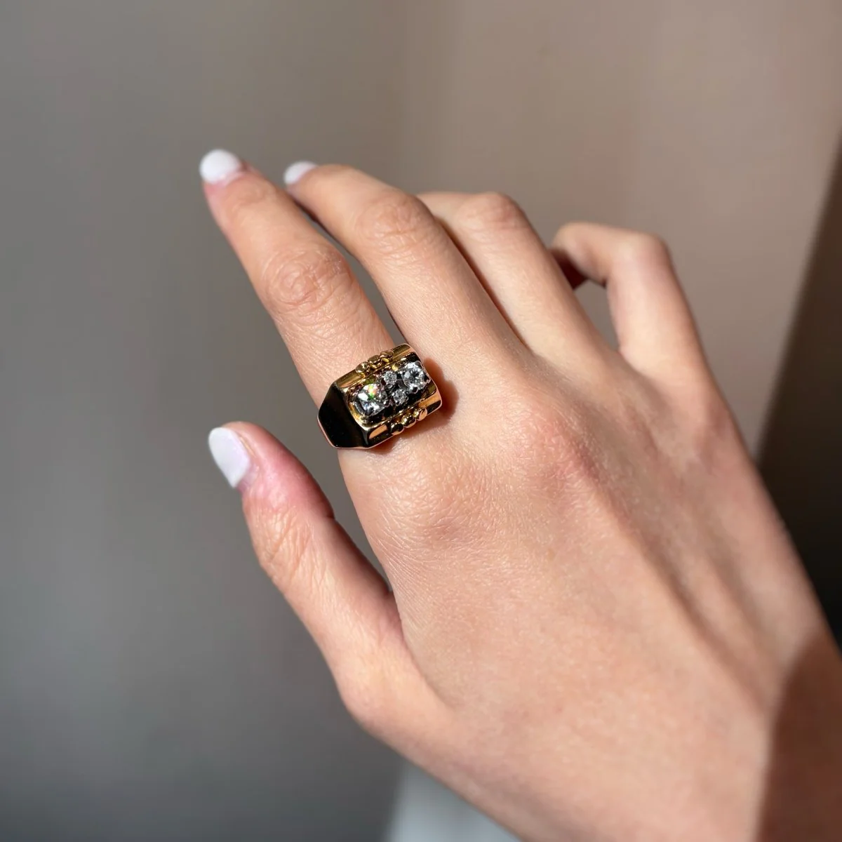 Bague Tank en or jaune, platine et diamants - Image 2