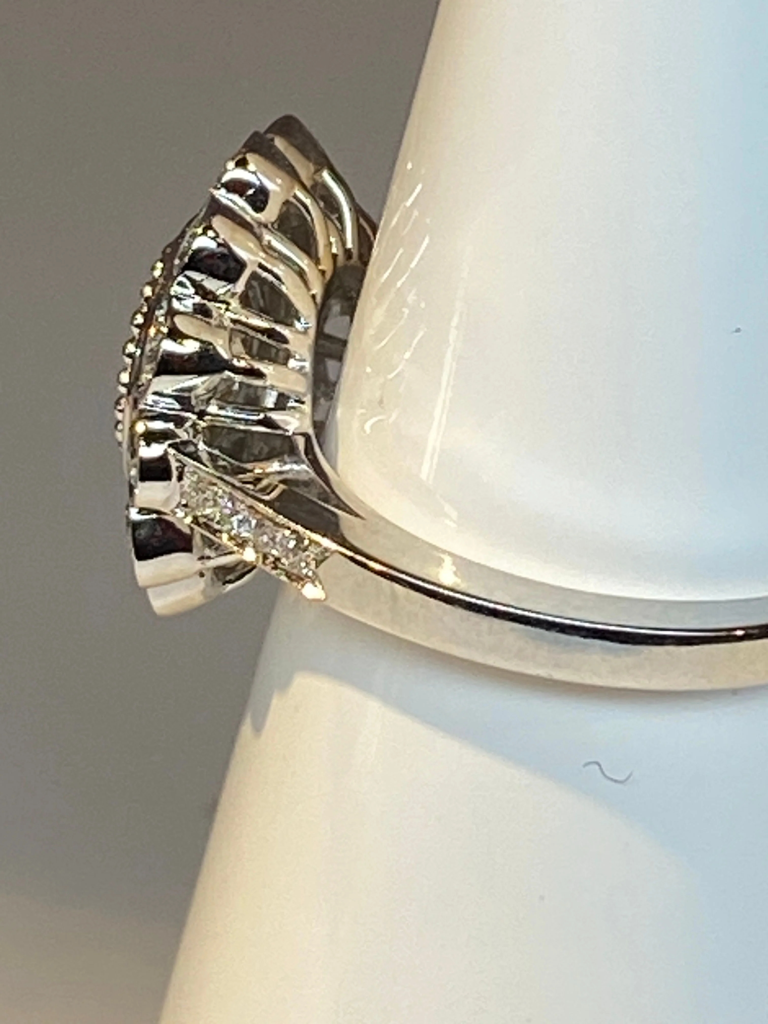 Bague marguerite en or 18 carats ornée de diamants de taille brillant - Image 10