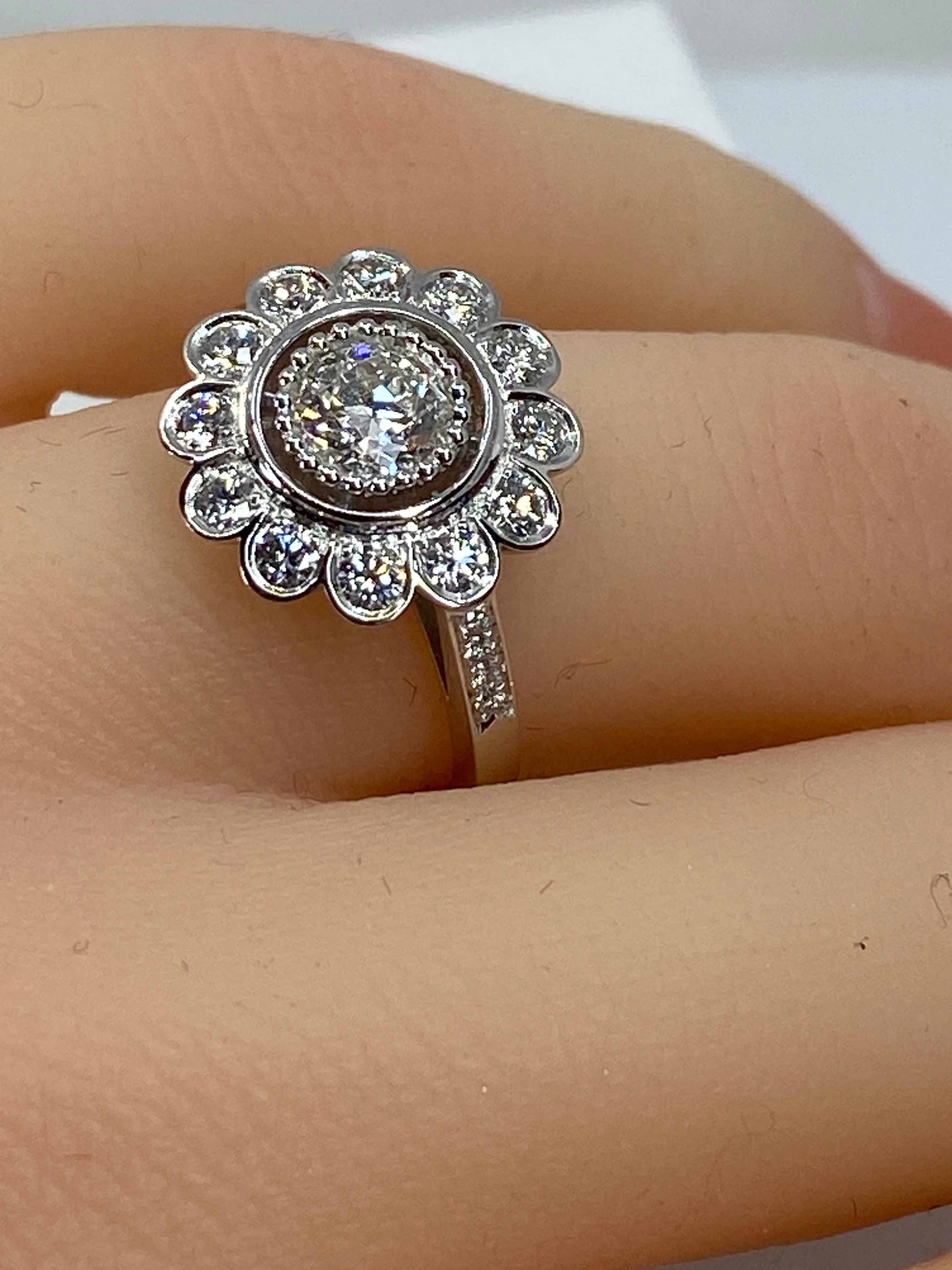 Bague marguerite en or 18 carats ornée de diamants de taille brillant - Image 11