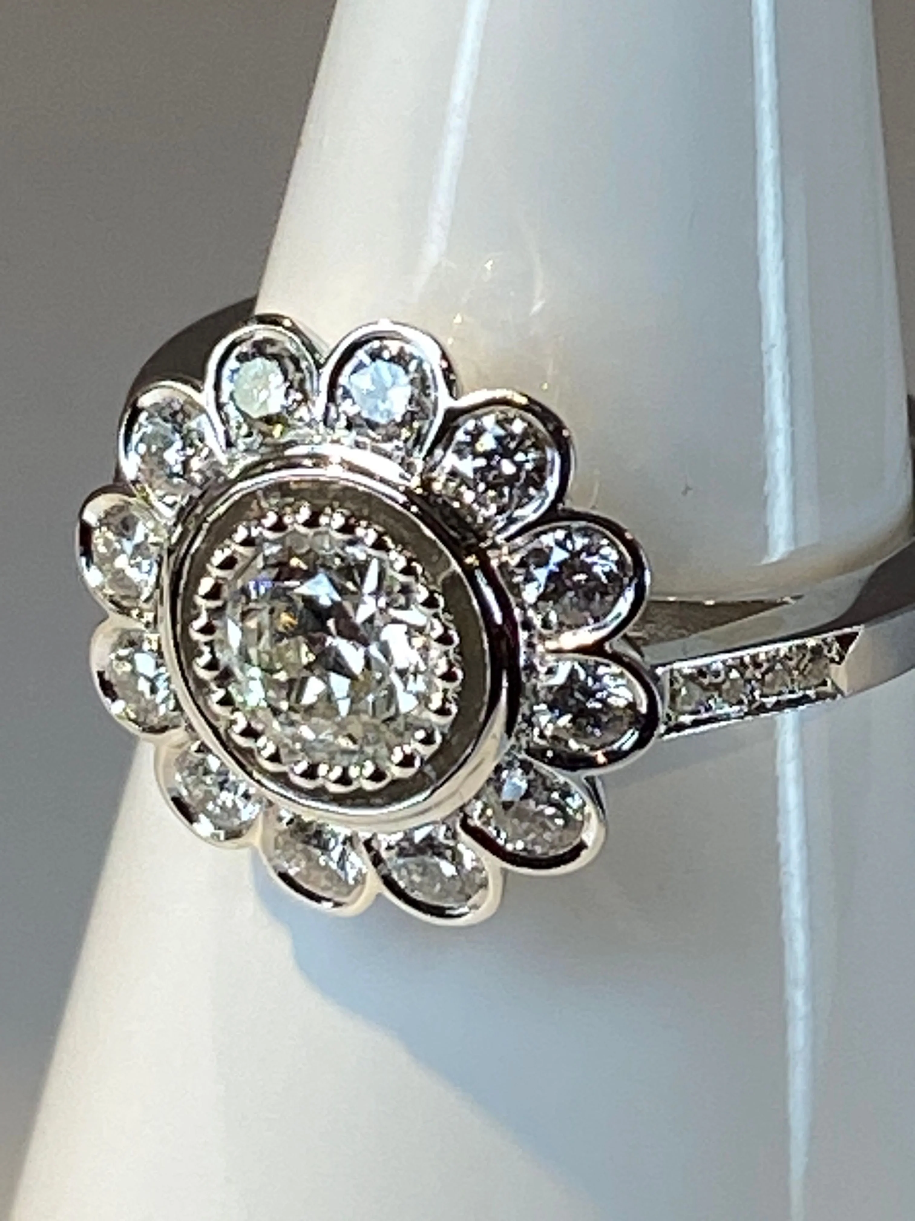 Bague marguerite en or 18 carats ornée de diamants de taille brillant - Image 13