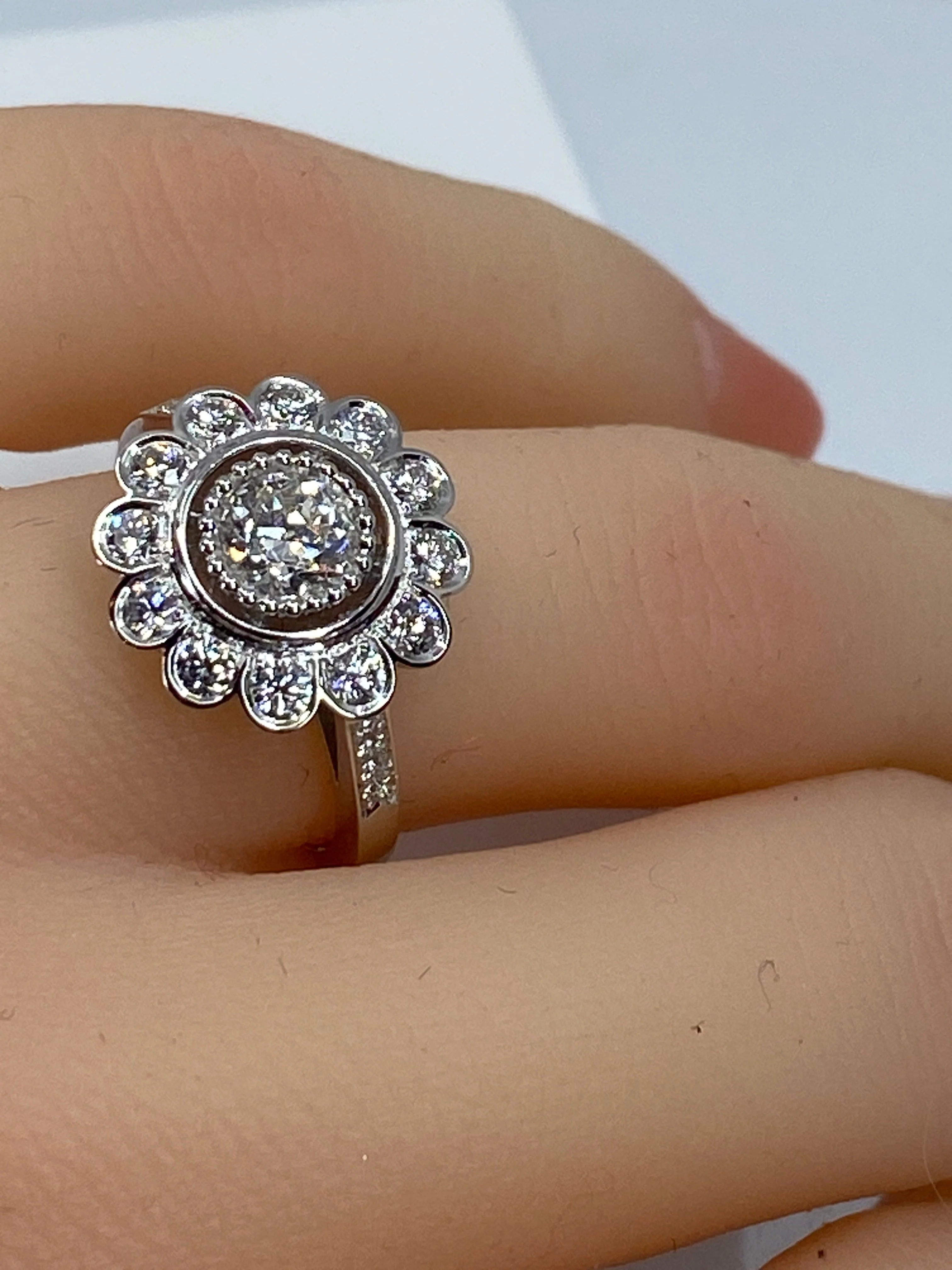 Bague marguerite en or 18 carats ornée de diamants de taille brillant - Image 14