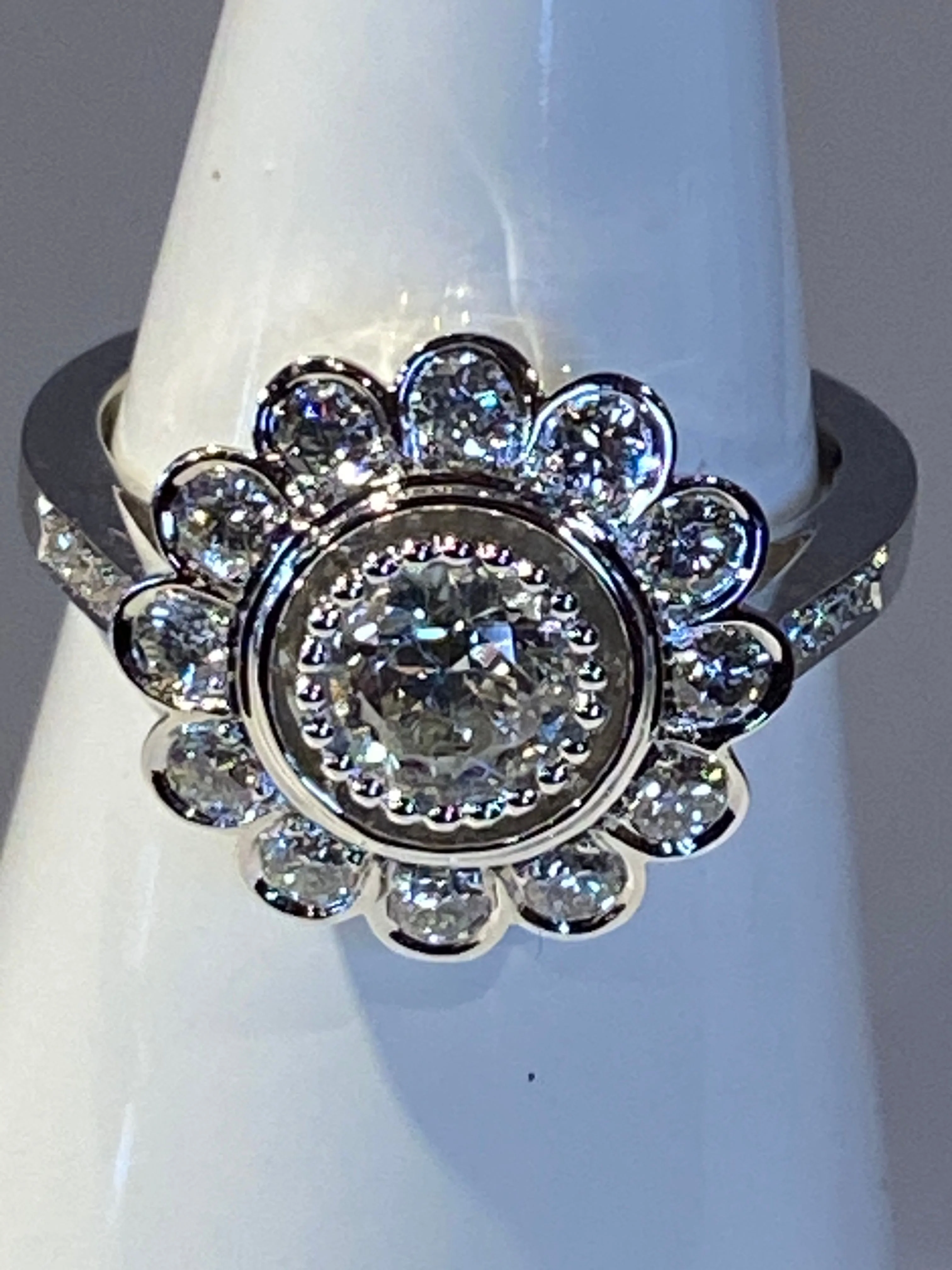 Bague marguerite en or 18 carats ornée de diamants de taille brillant - Image 15