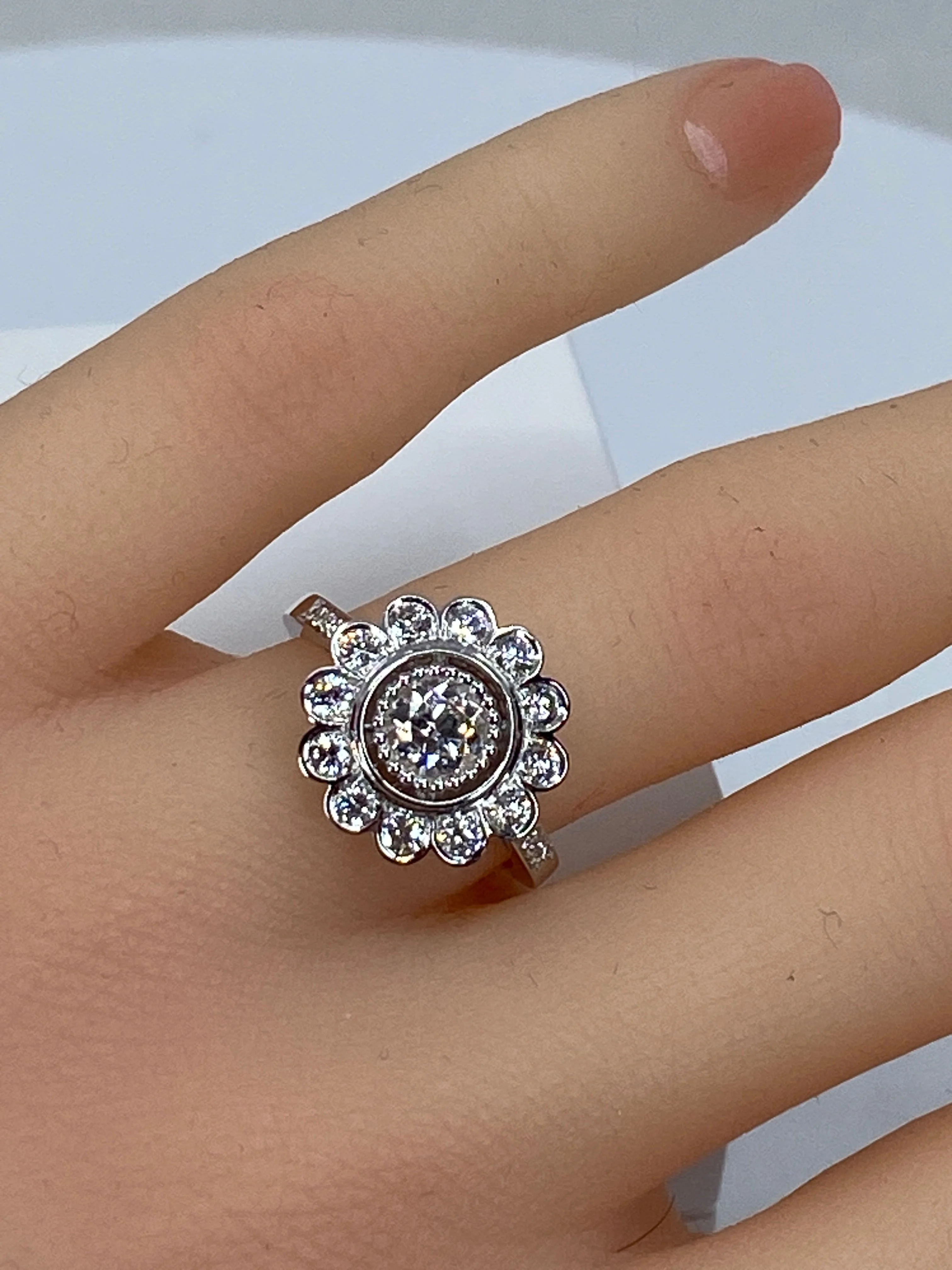 Bague marguerite en or 18 carats ornée de diamants de taille brillant - Image 16