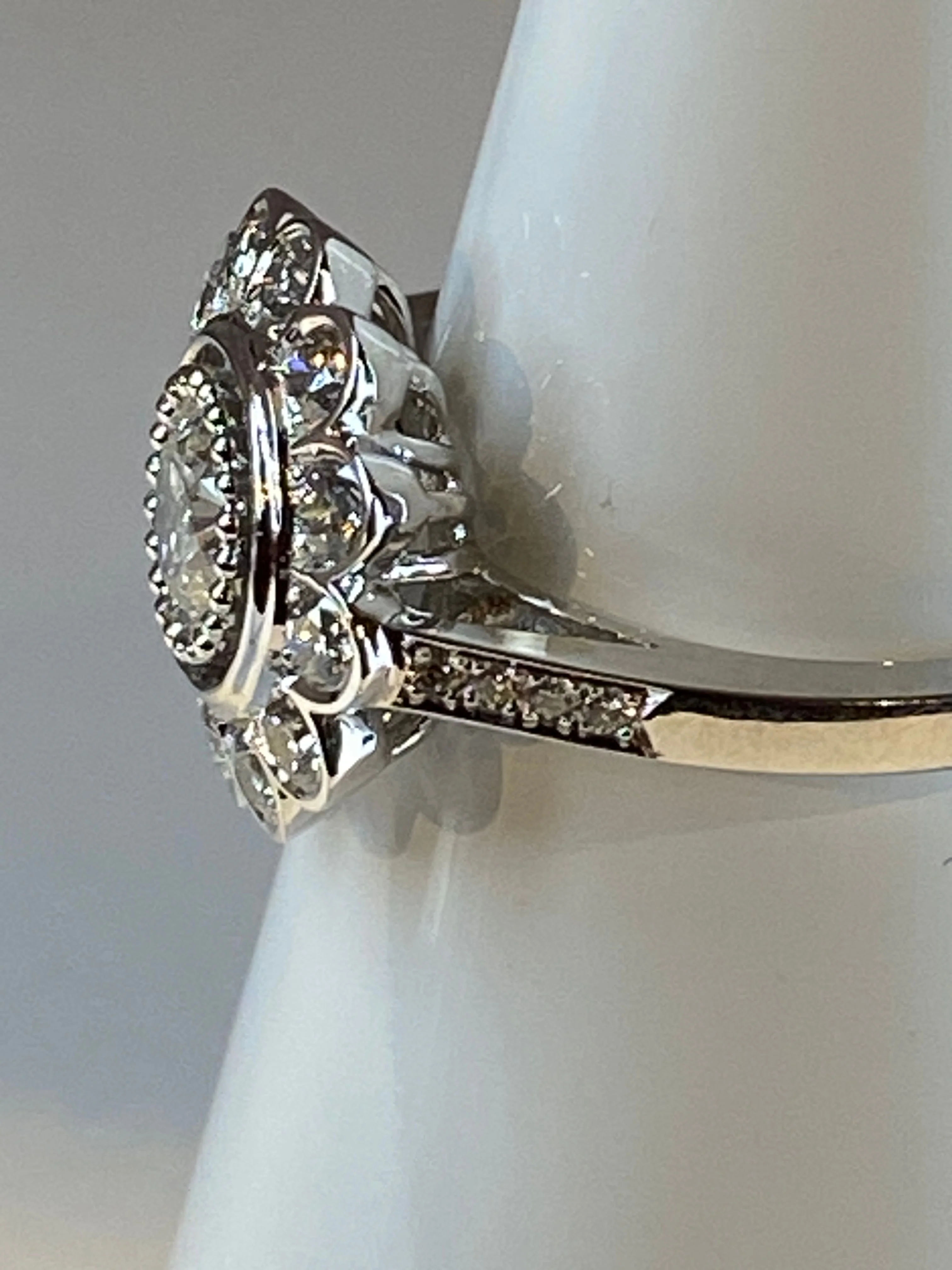 Bague marguerite en or 18 carats ornée de diamants de taille brillant - Image 17