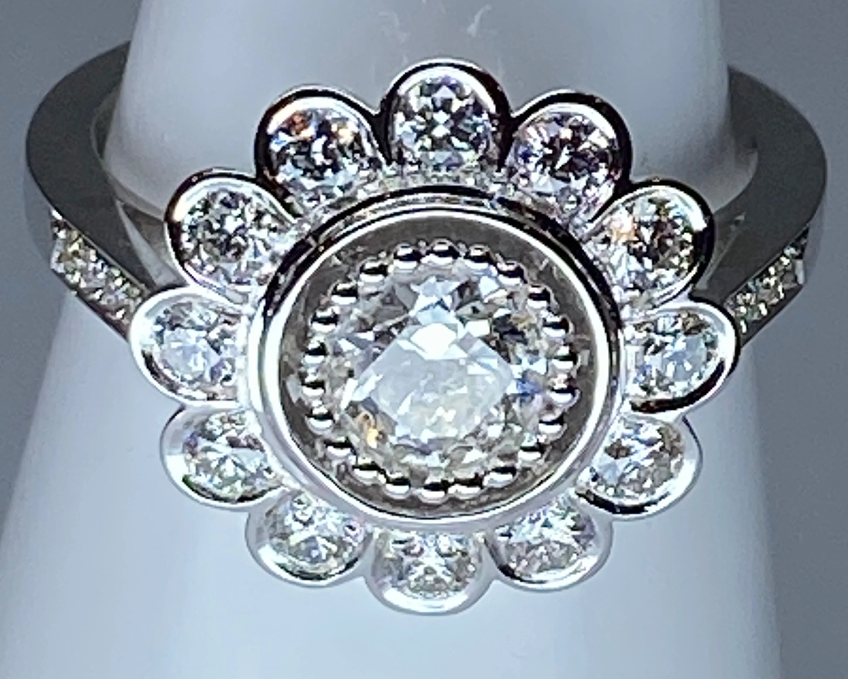 Bague marguerite en or 18 carats ornée de diamants de taille brillant - Image 2