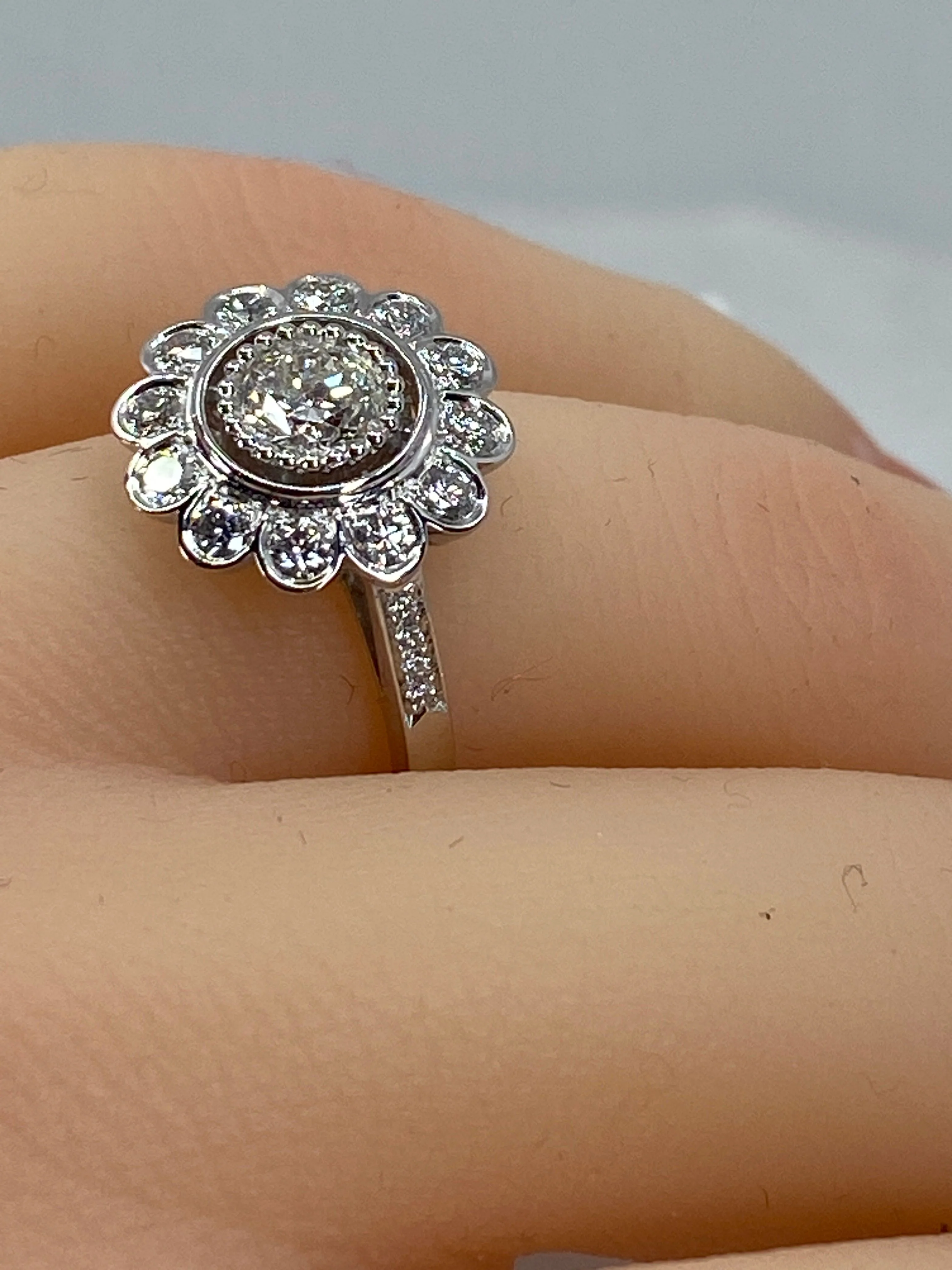 Bague marguerite en or 18 carats ornée de diamants de taille brillant - Image 3