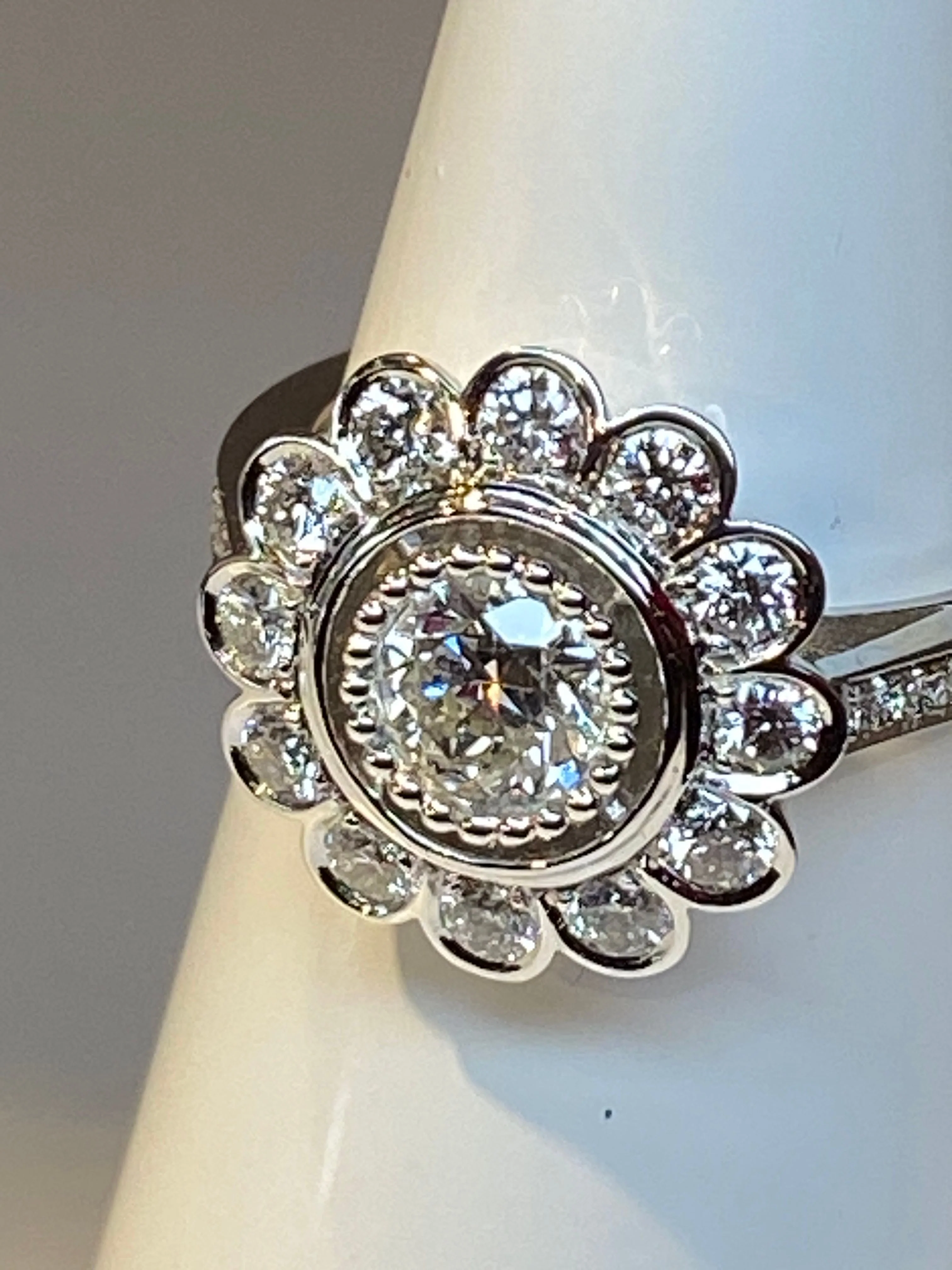 Bague marguerite en or 18 carats ornée de diamants de taille brillant - Image 4