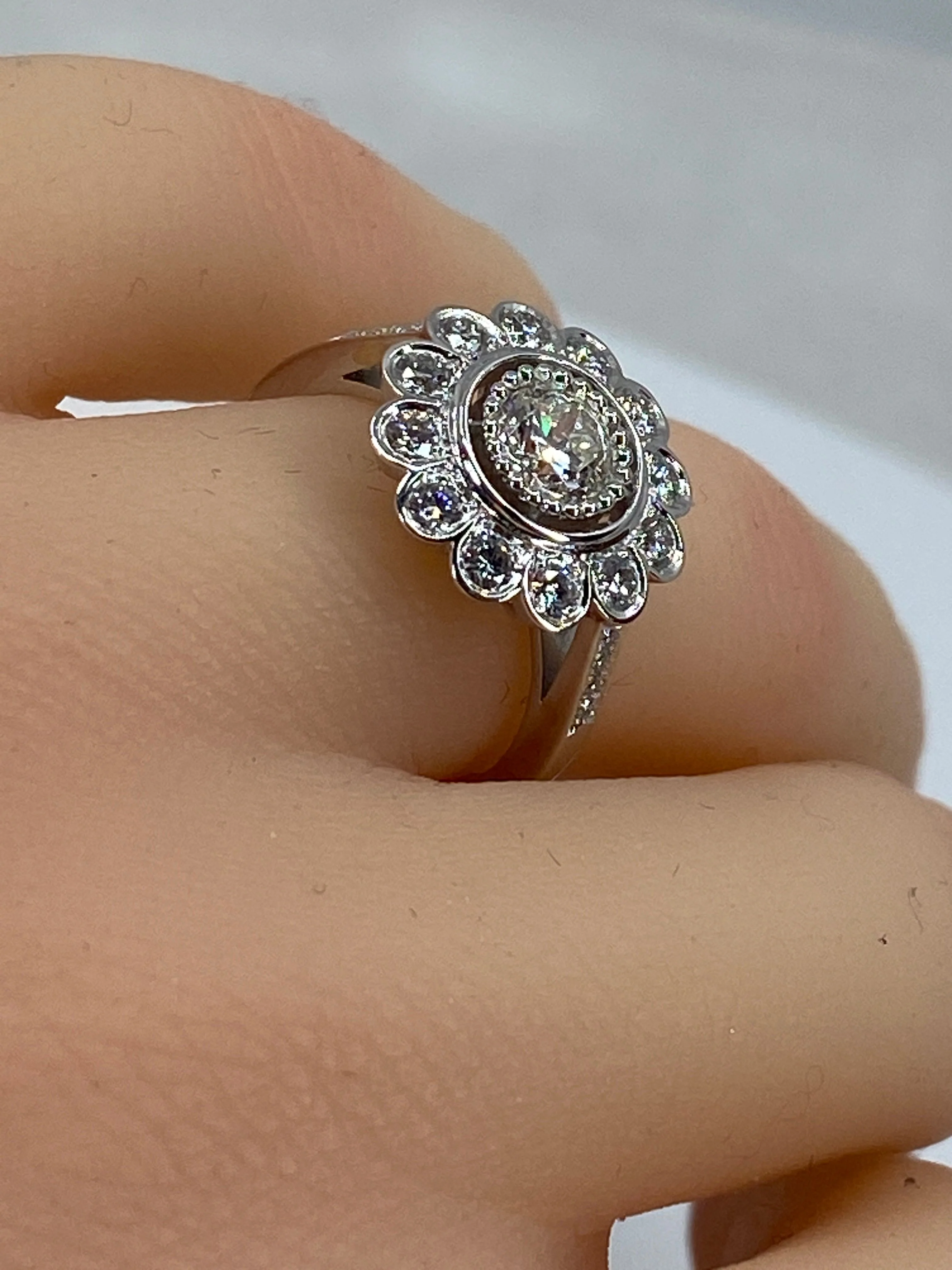 Bague marguerite en or 18 carats ornée de diamants de taille brillant - Image 5