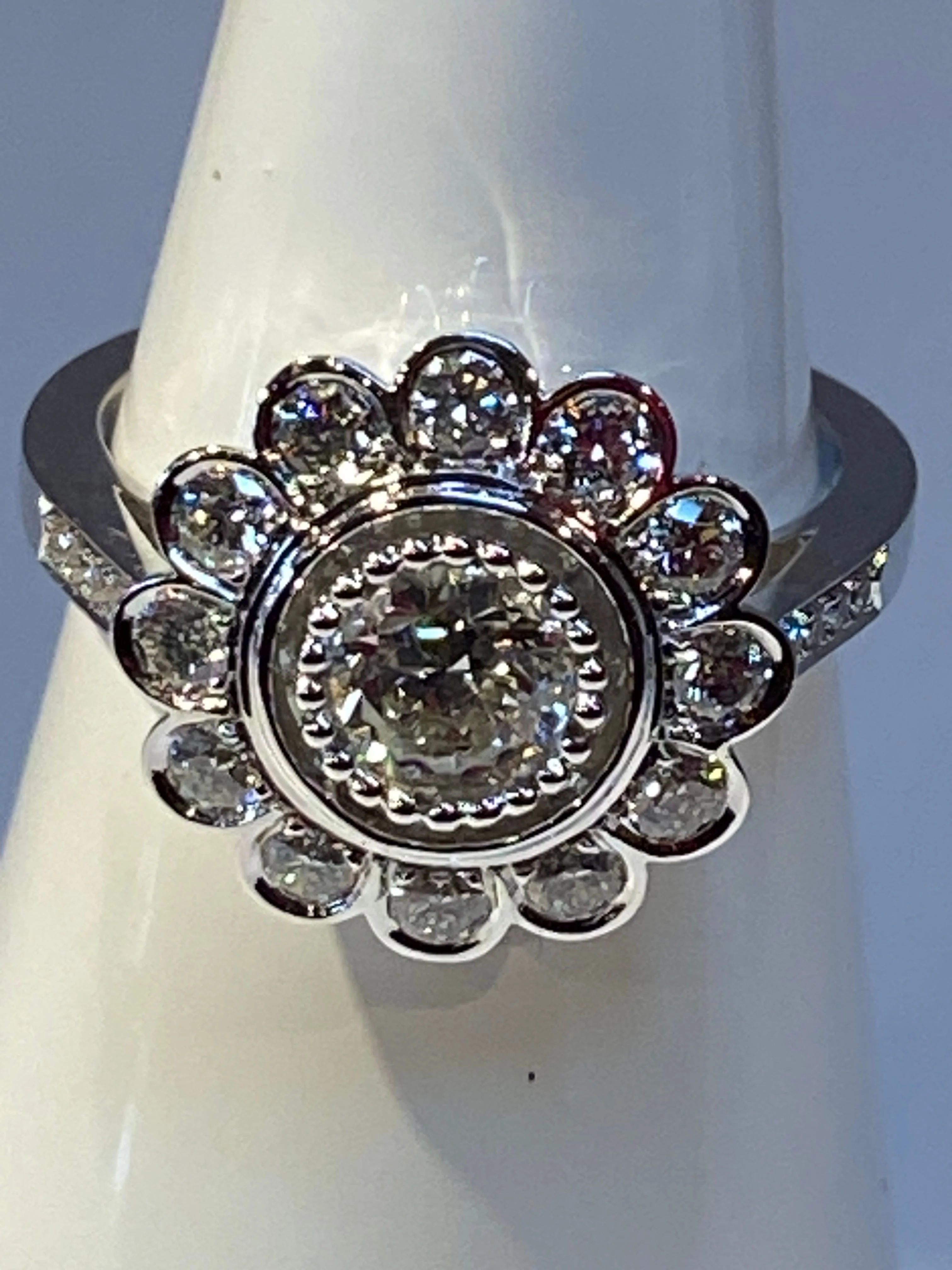Bague marguerite en or 18 carats ornée de diamants de taille brillant - Image 6