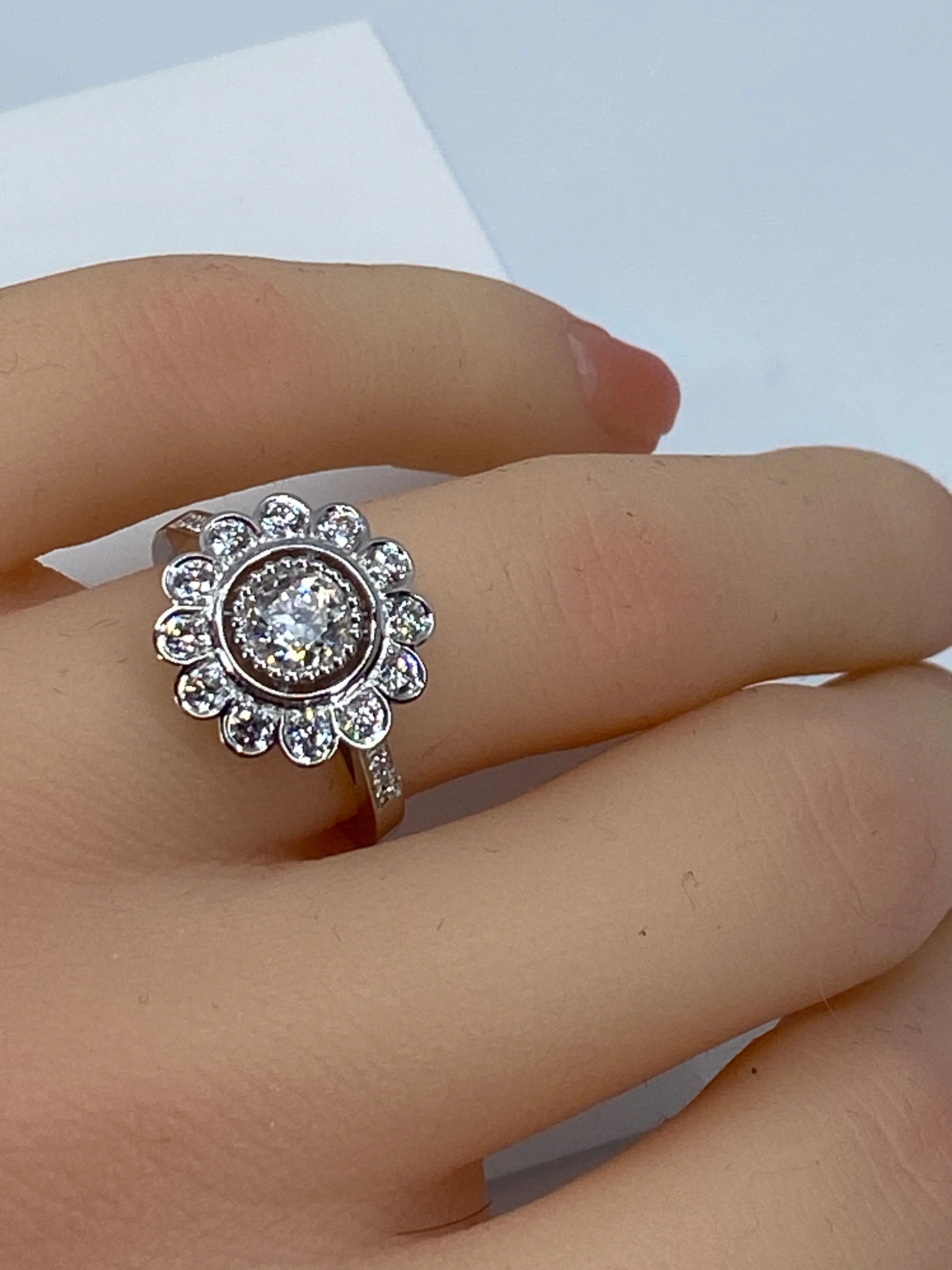 Bague marguerite en or 18 carats ornée de diamants de taille brillant - Image 7