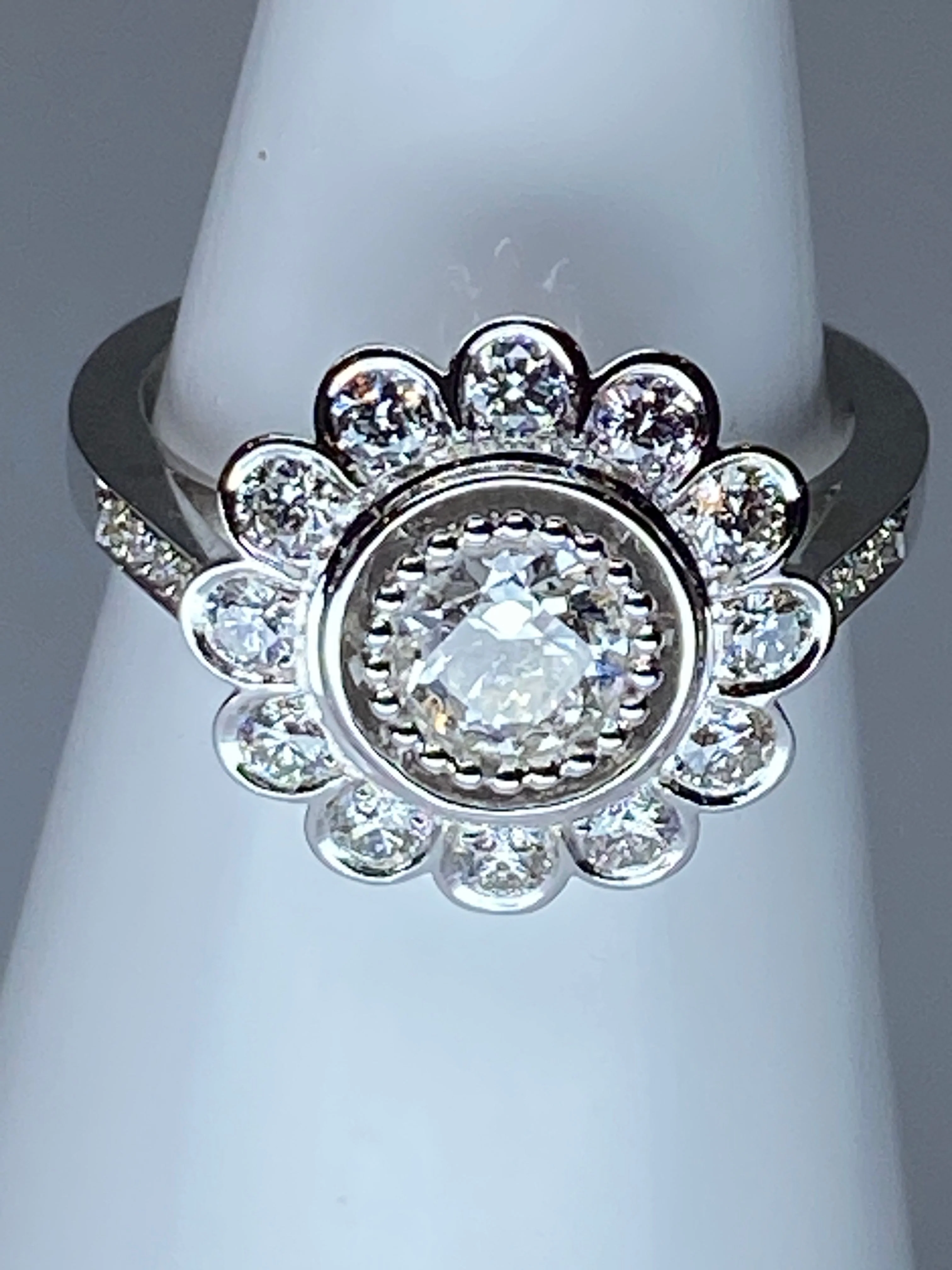 Bague marguerite en or 18 carats ornée de diamants de taille brillant - Image 8