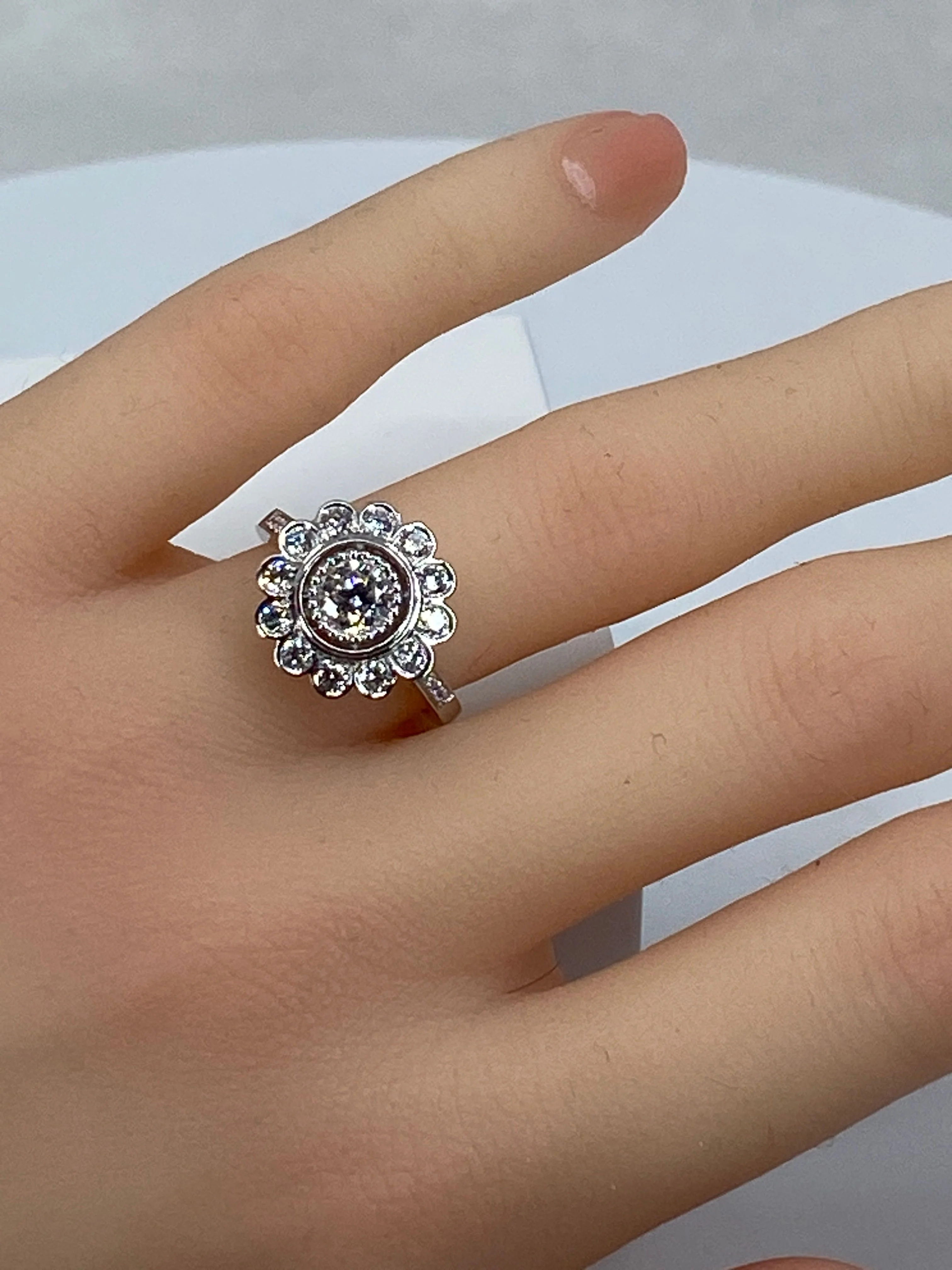 Bague marguerite en or 18 carats ornée de diamants de taille brillant - Image 9