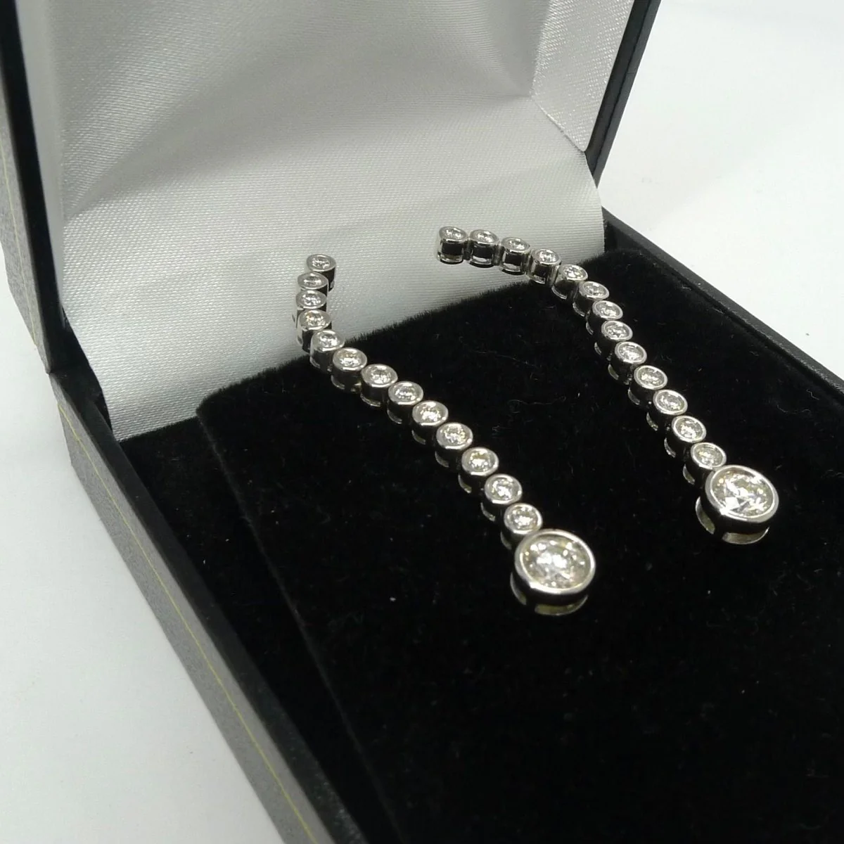 Boucles d'oreilles en or blanc et diamants - Image 4