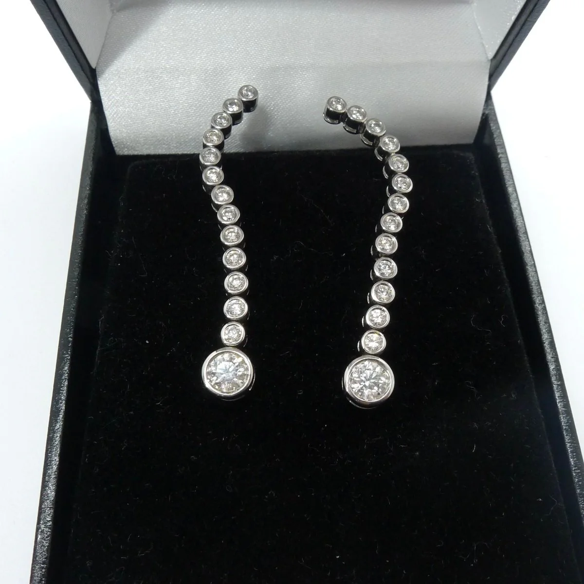Boucles d'oreilles en or blanc et diamants - Image 5