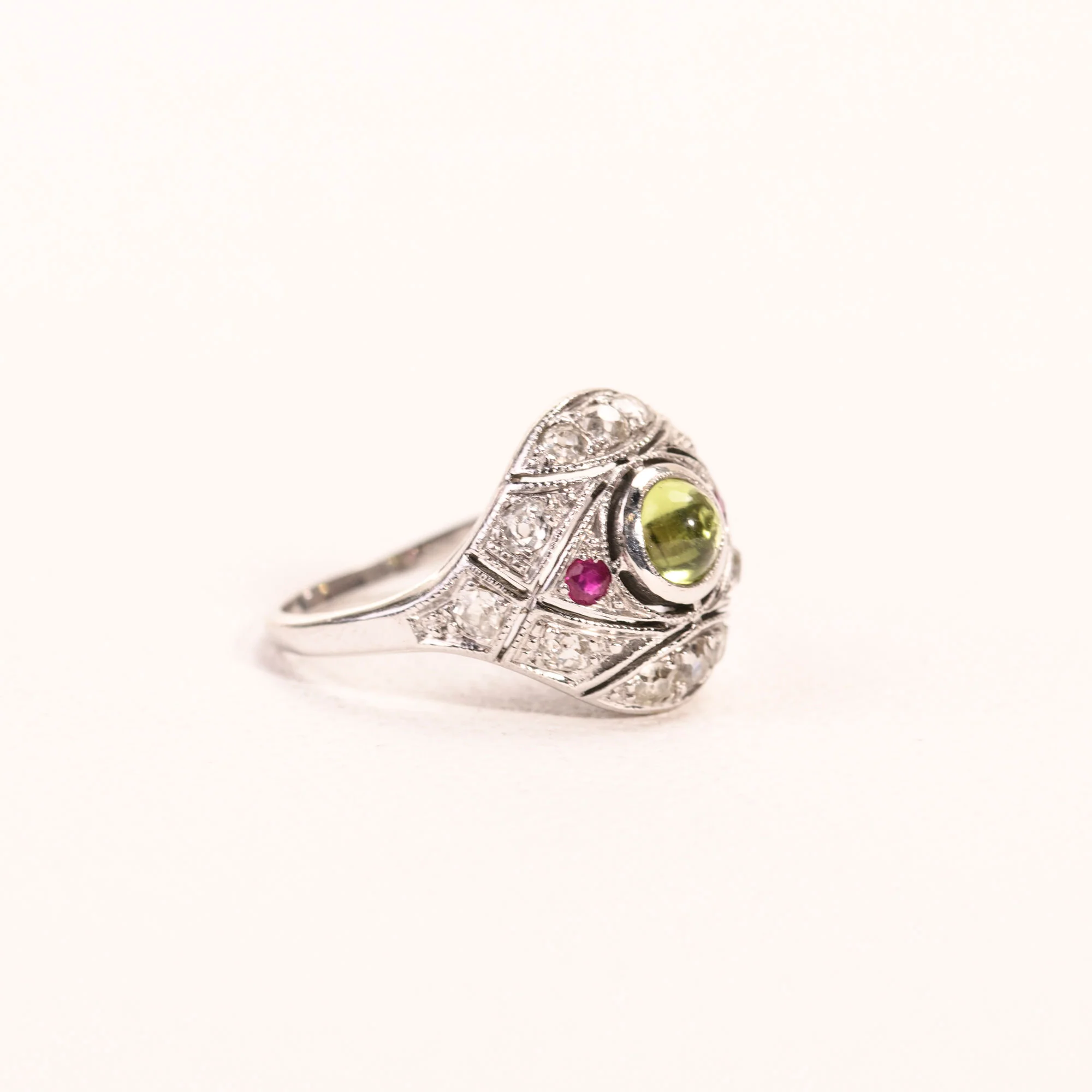 Bague Dôme Art Déco péridot rubis diamants - Image 3