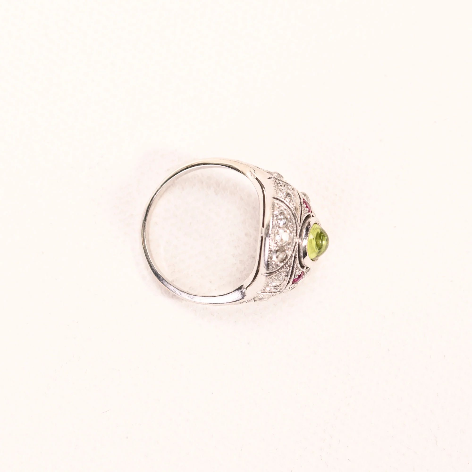 Bague Dôme Art Déco péridot rubis diamants - Image 5