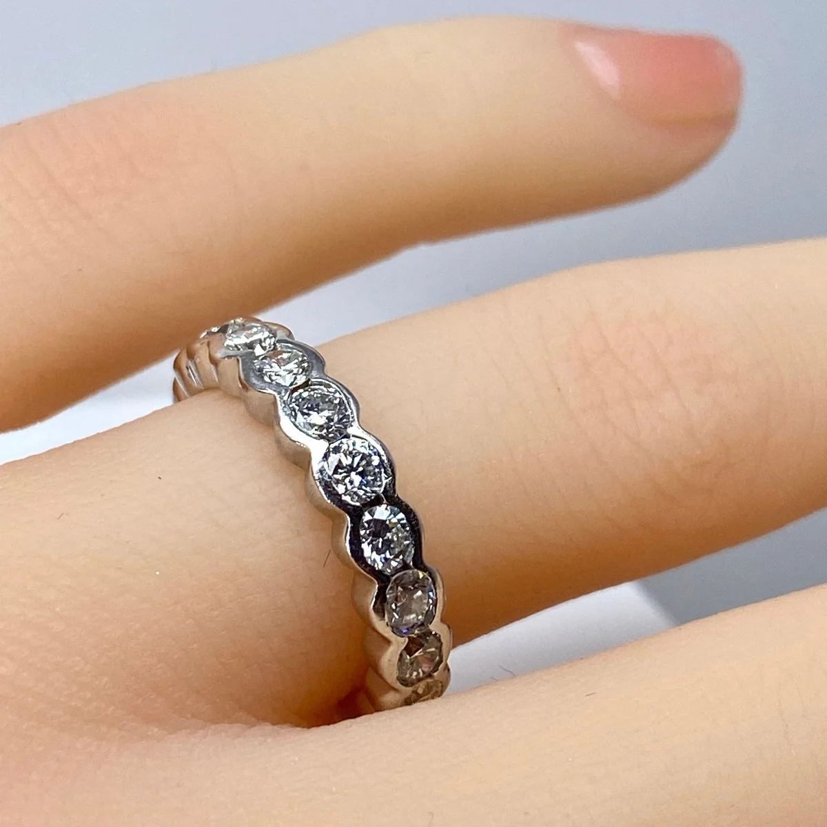 Bague Alliance en or blanc et diamants - Image 2