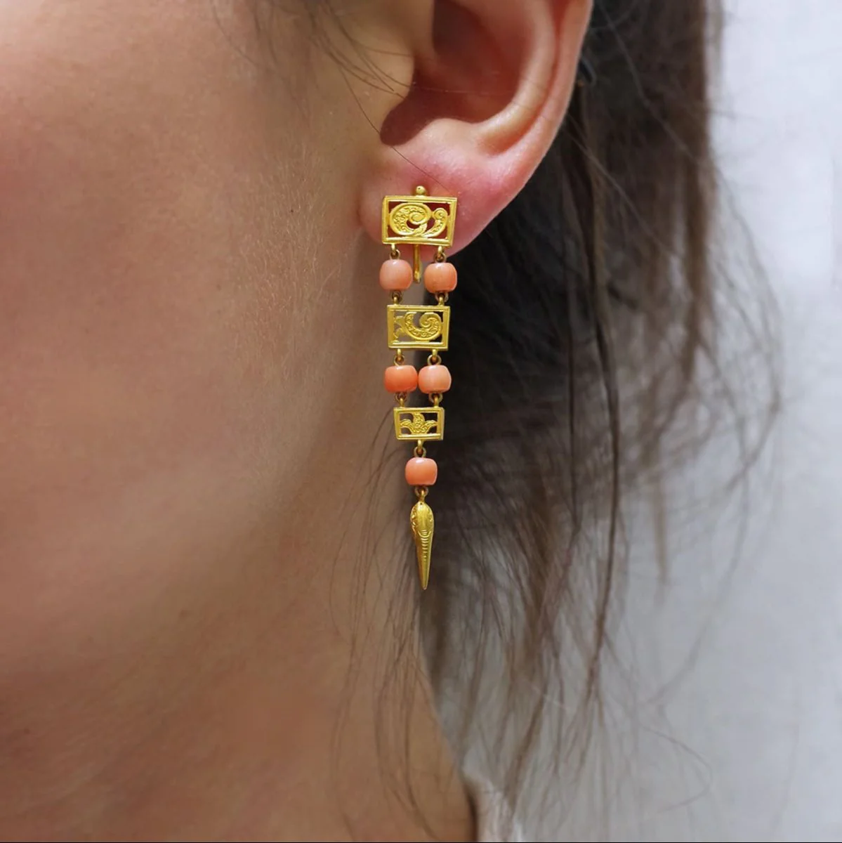 Boucles d'oreilles Pendantes en or jaune et corail - Image 2