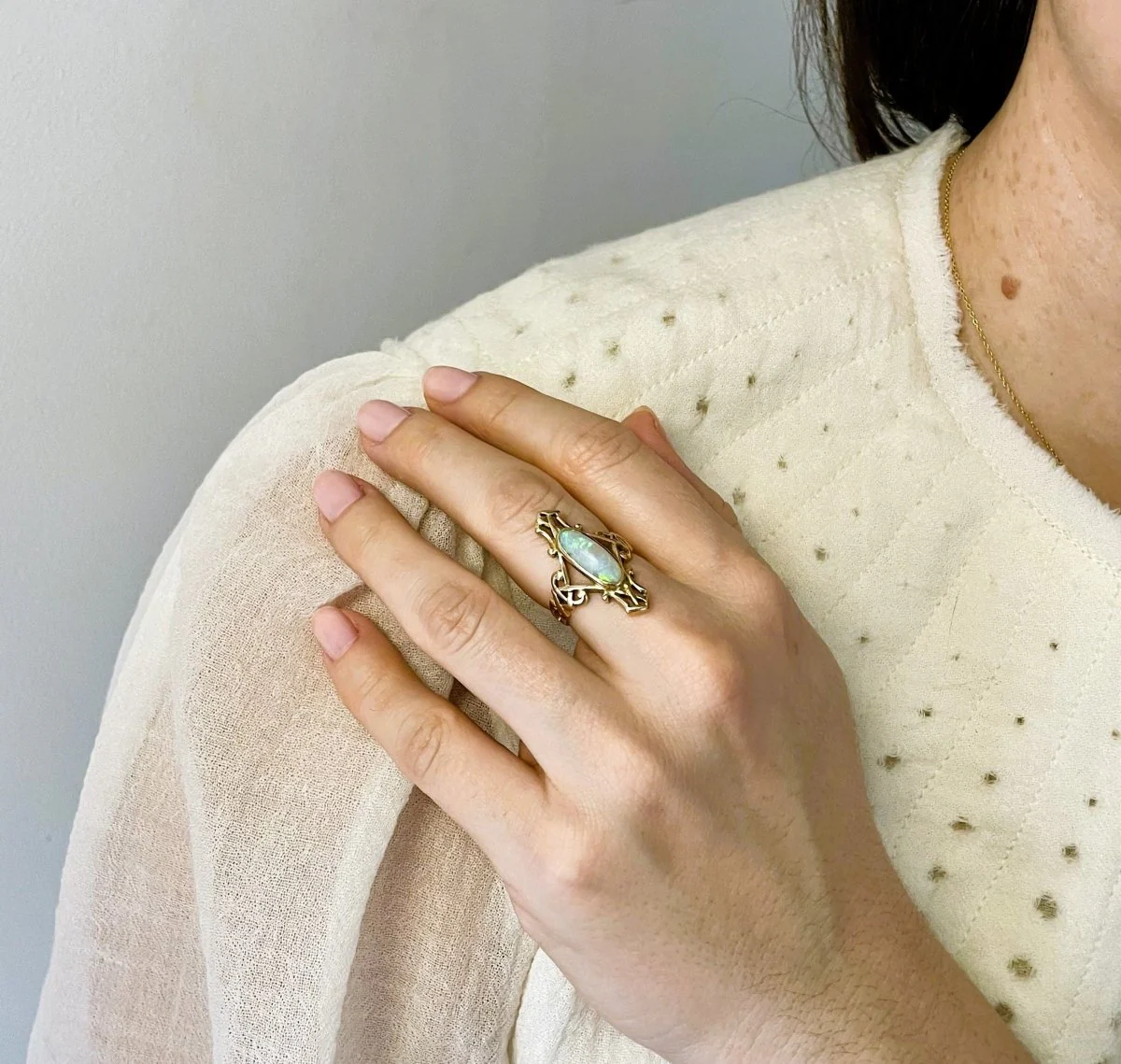 Bague Marquise en or jaune et opale - Image 2