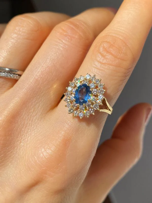 Bague en or jaune 18k saphir et diamants - Image 6