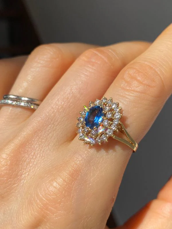 Bague en or jaune 18k saphir et diamants - Image 7