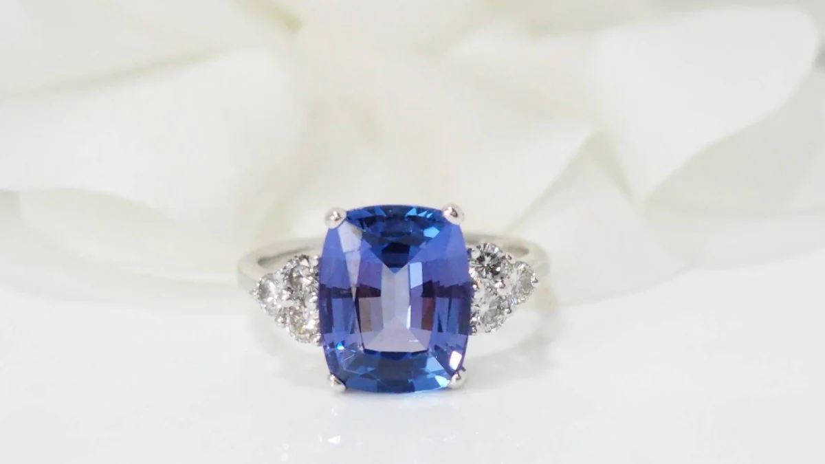 Bague en or blanc Tanzanite et diamants