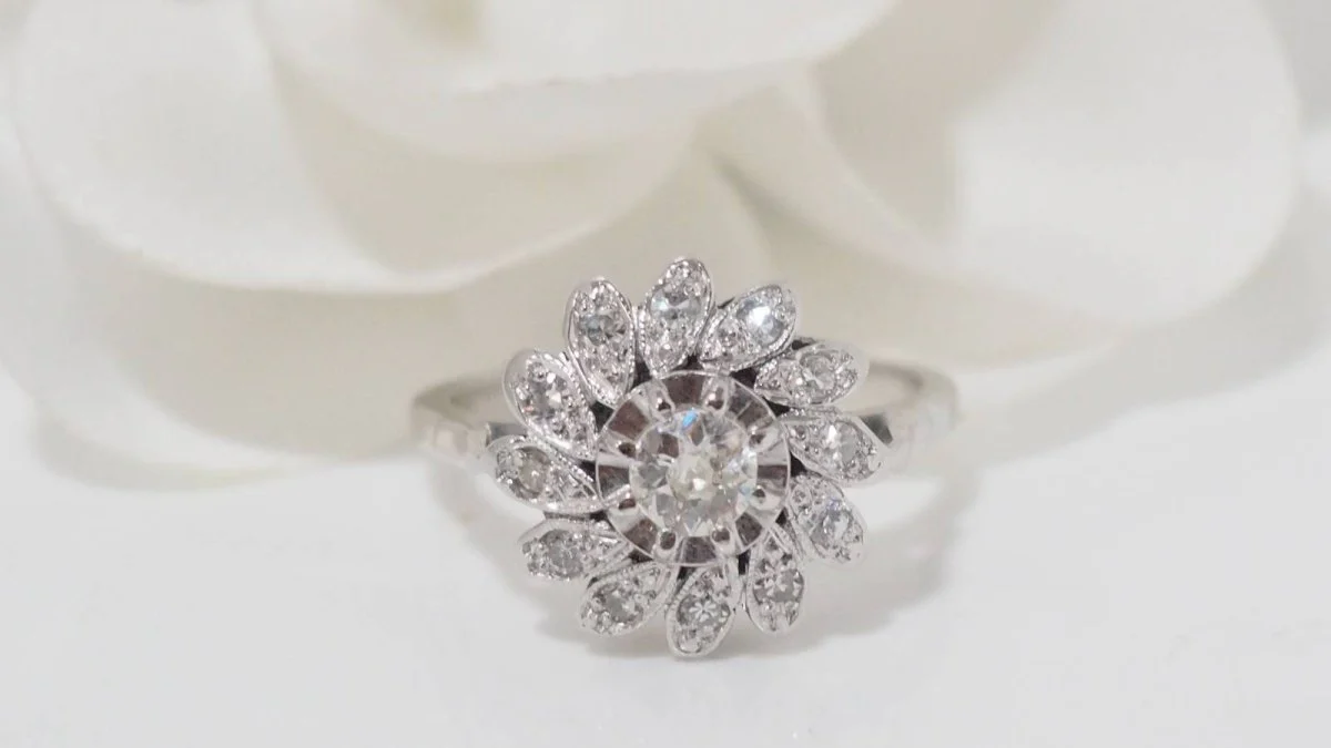 Bague marguerite en or blanc et diamants - Image 5