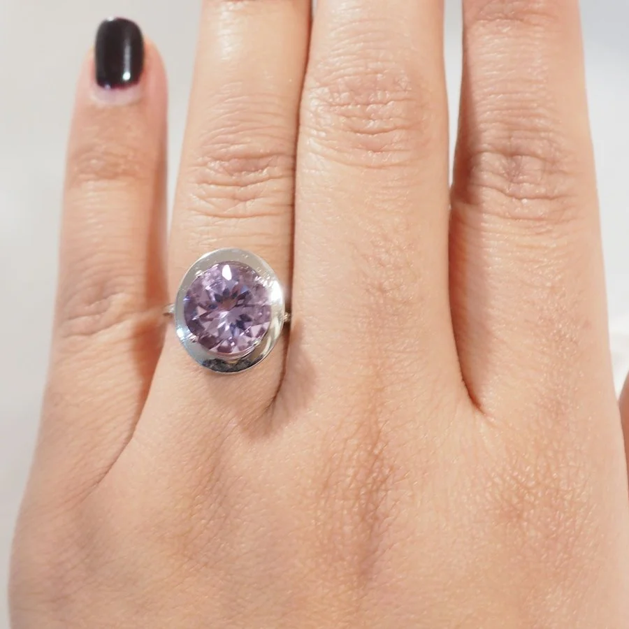 Bague Solitaire MAUBOUSSIN "Vraiment jolie mon amour" en or blanc, améthyste et diamants - Image 2